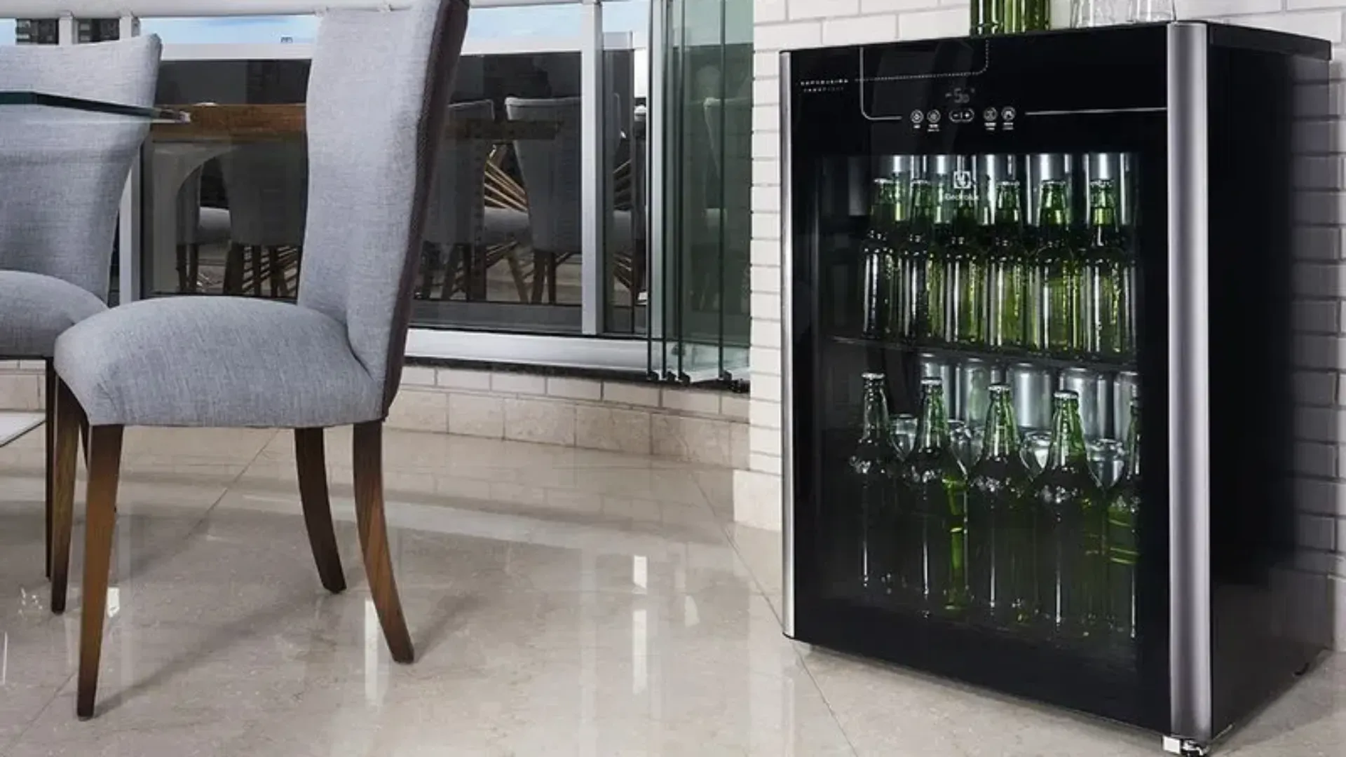 Imagem de frigobar com porta de vidro instalado na sala de jantar
