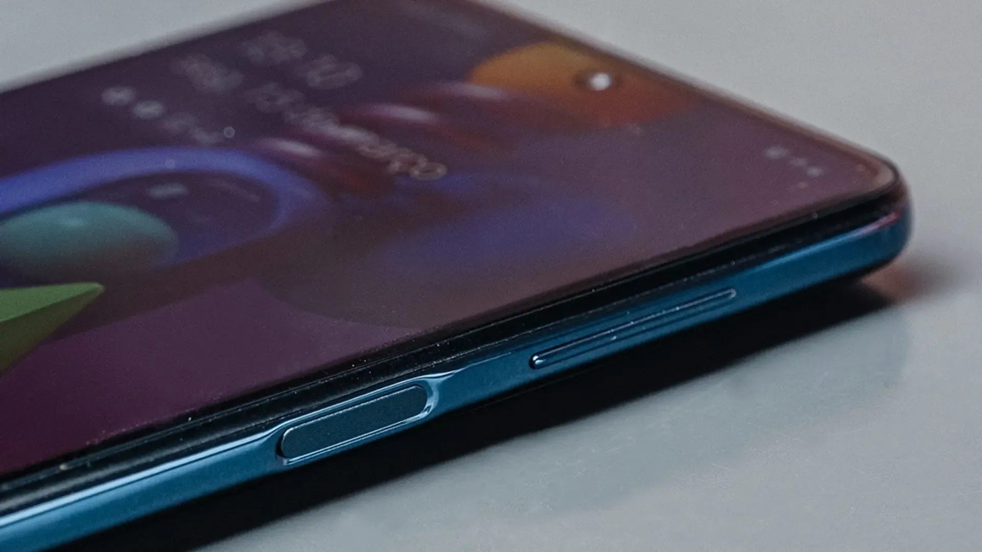 Lateral azul do celular com botões de volume, bloqueio e a tela acesa