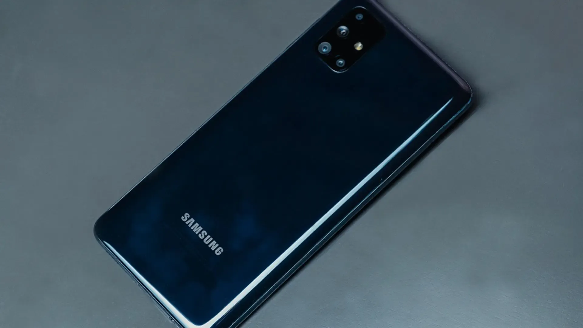 Parte traseira do celular com conjunto de câmeras e o logo da Samsung