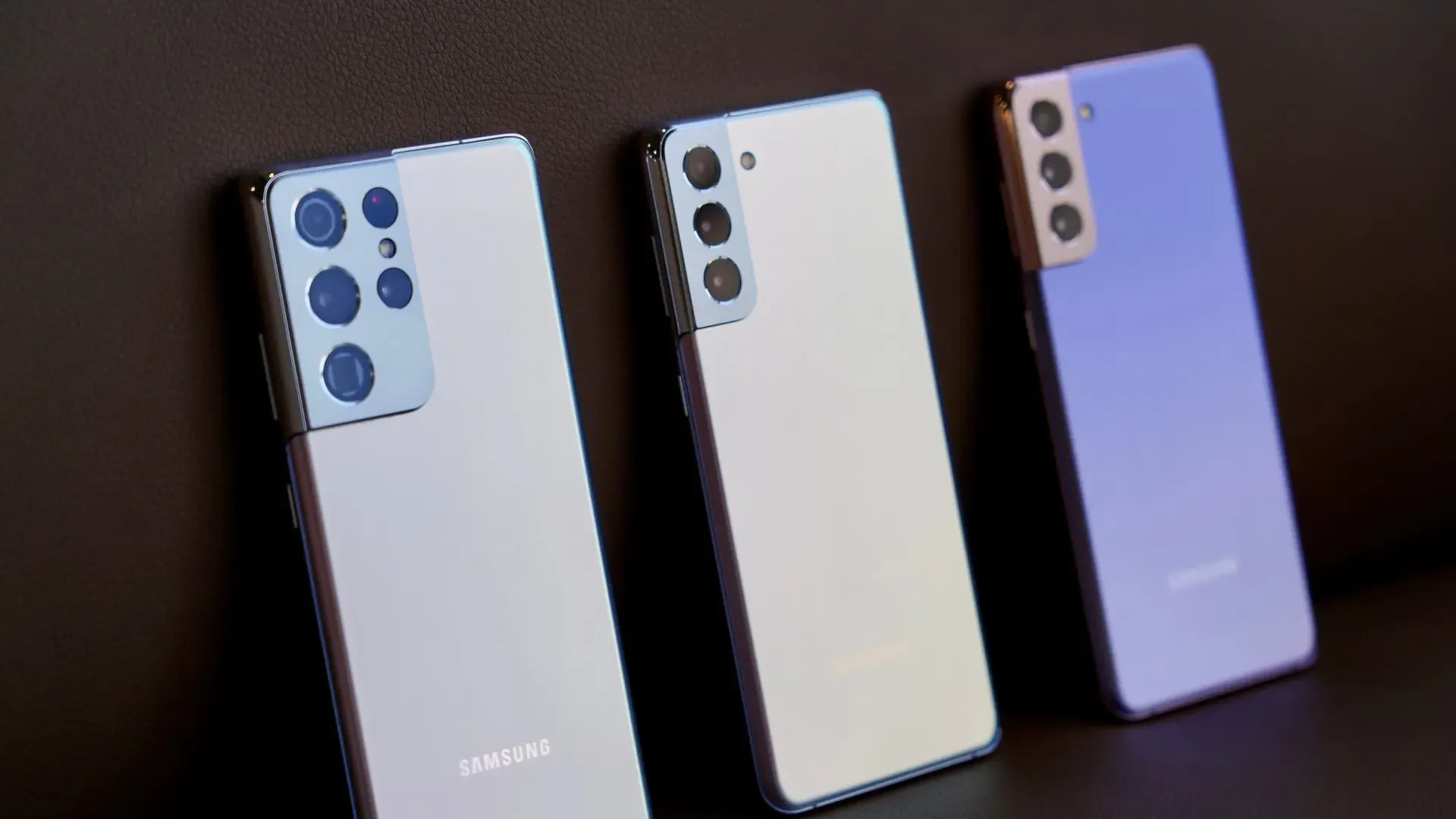 Foto de três celulares da linha Galaxy S21