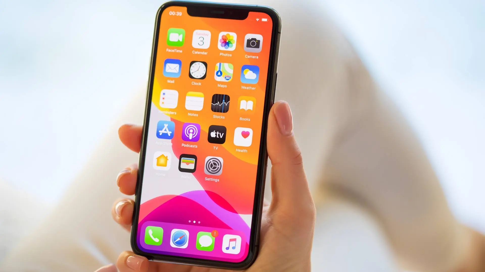 Pessoa segurando um iPhone 11 Pro