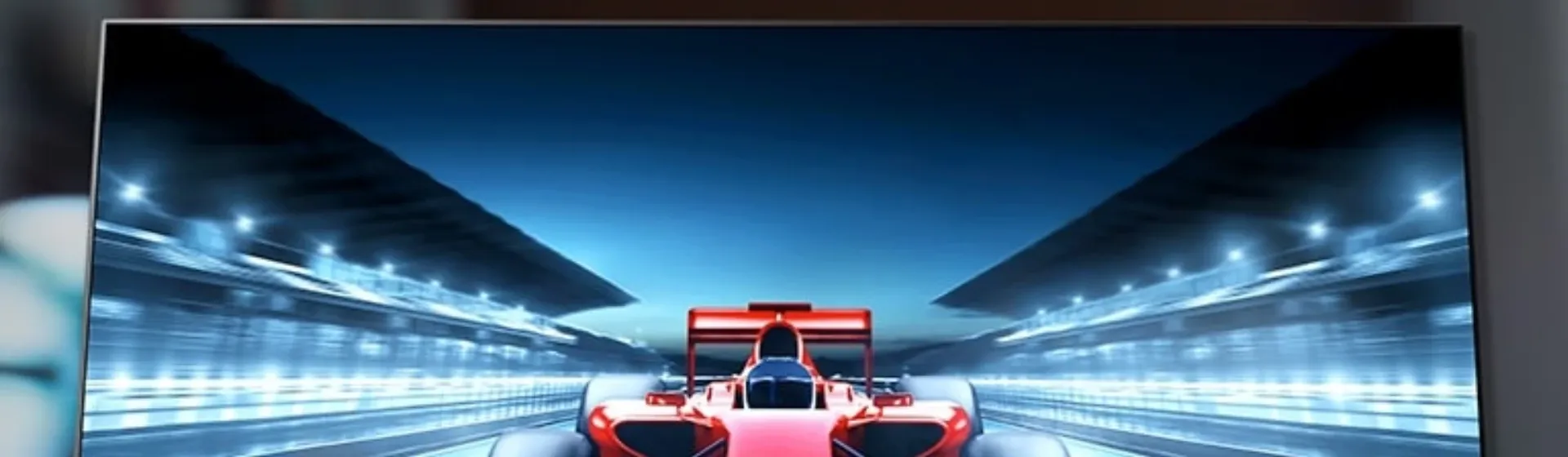 Close na smart TV LG UP751C exibindo um carro de Fórmula 1 na tela