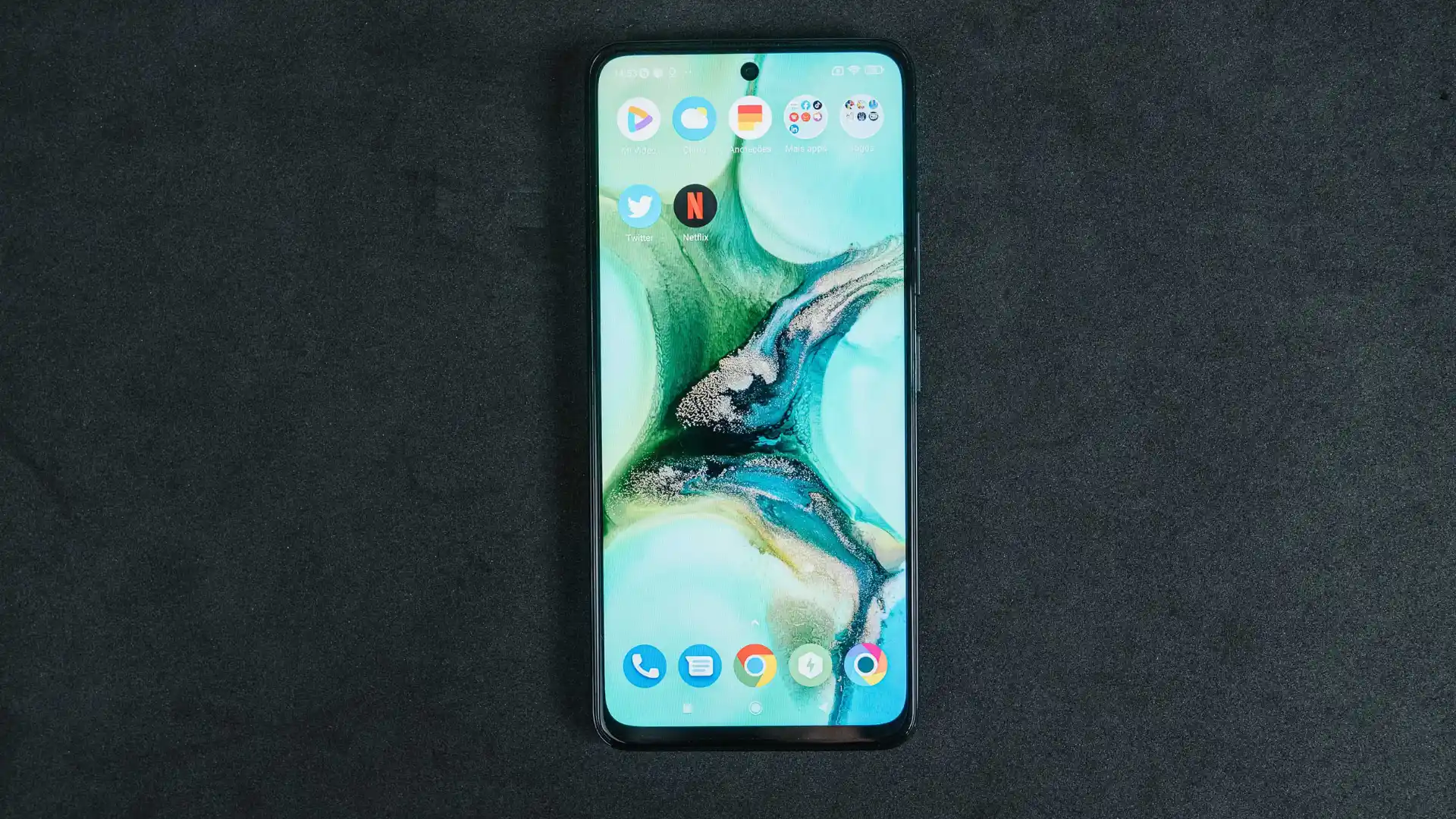 Poco X3 GT visto de cima com tela acesa