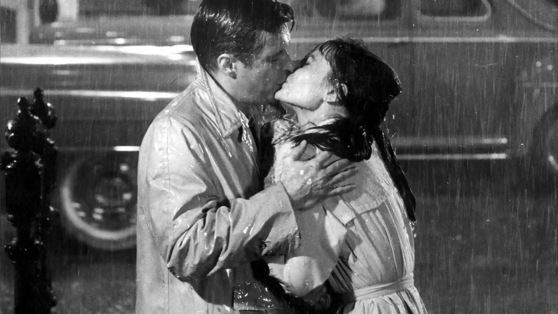 Audrey Hepburn com casaco da marca de perfume Burberry