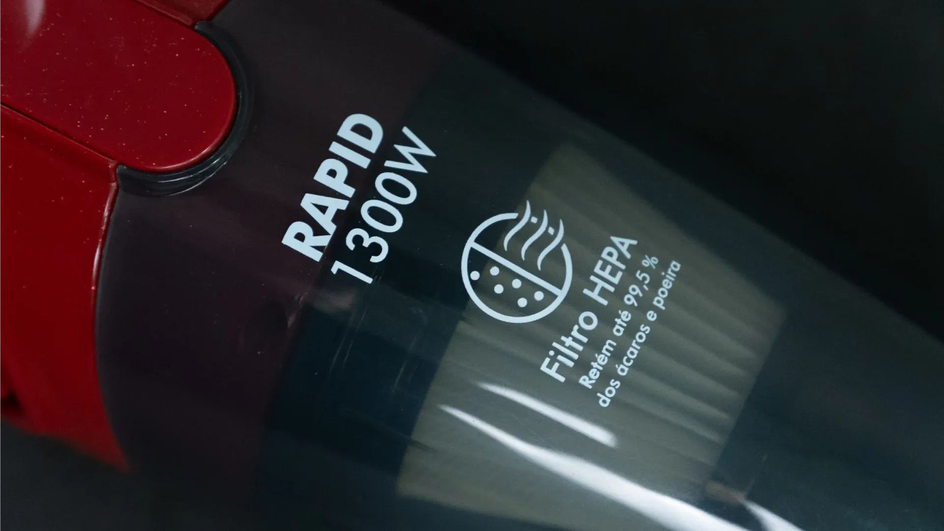 Close do reservatório do aspirador de pó Philco Multiclean PAS1300, com o filtro HEPA em evidência