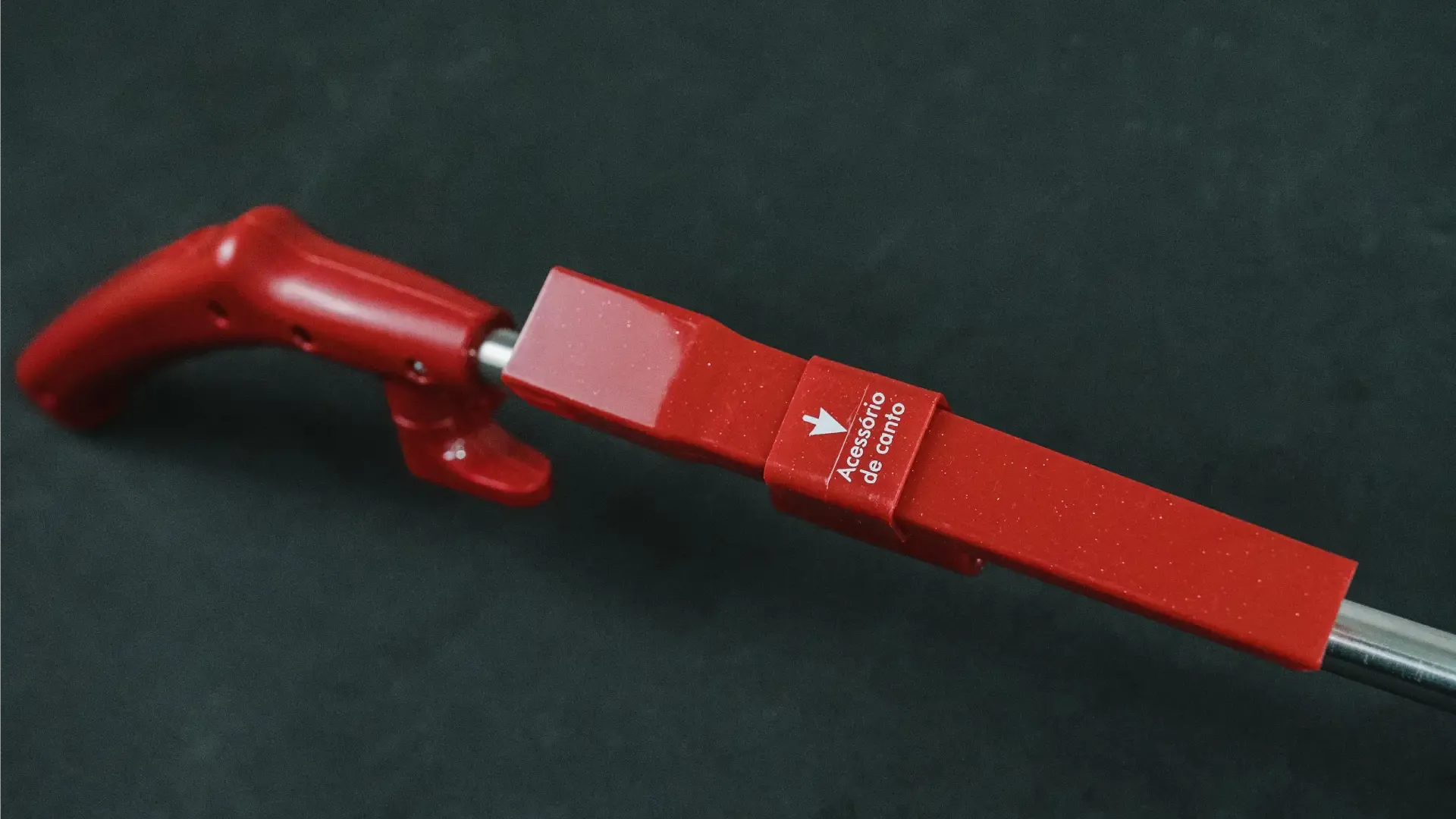 Alça vertical do aspirador de pó Philco Multiclean PAS1300 visto de perto