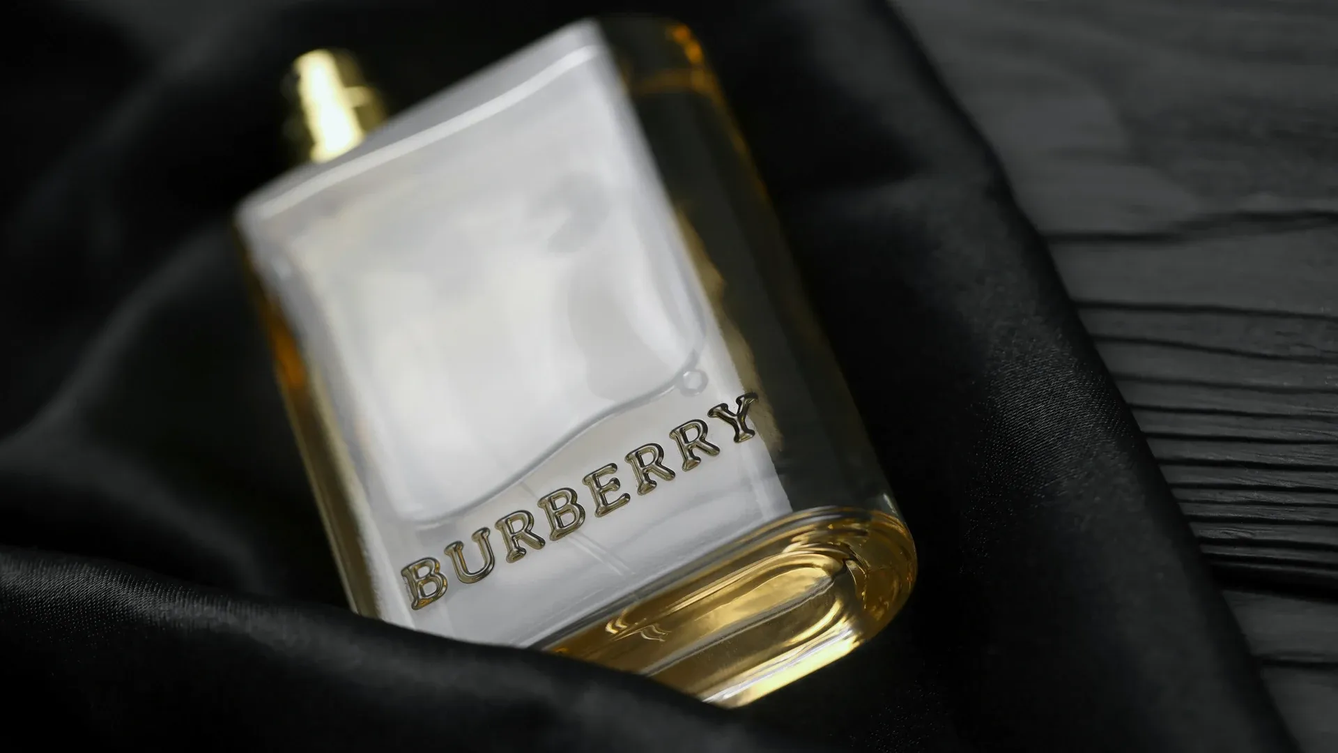 Foto de um frasco de perfume Burberry com um pano preto