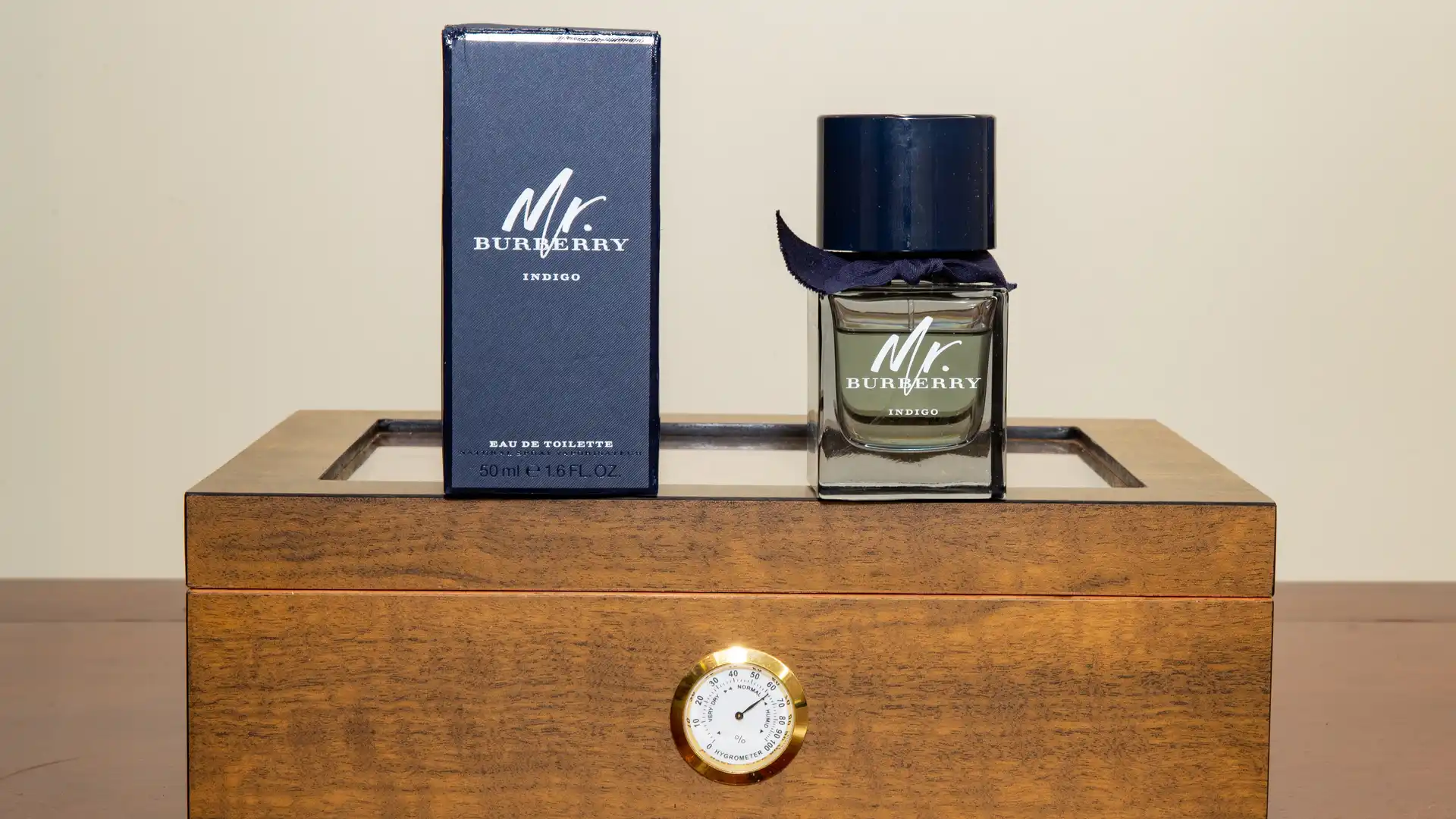 Perfume Burberry Mr sobre uma caixa de madeira como destaque