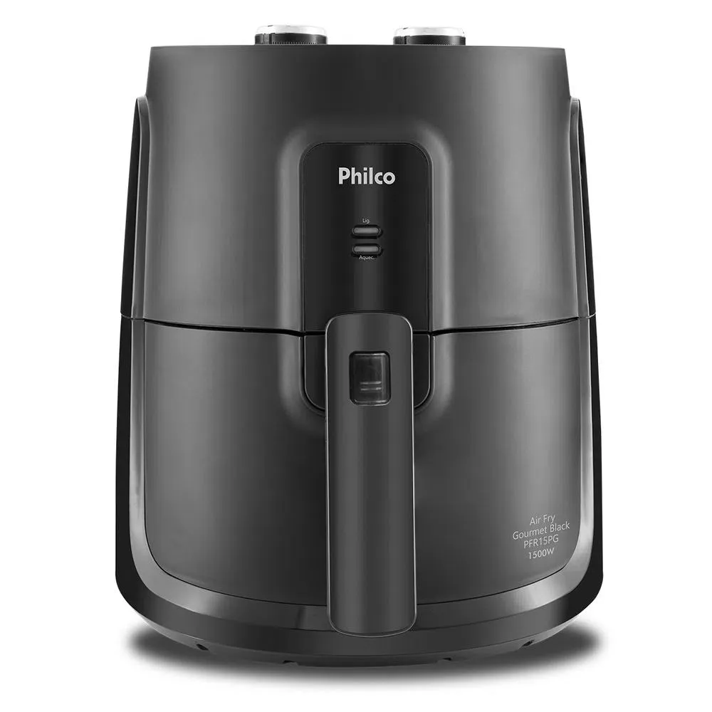 Air fryer preta fechada num fundo branco