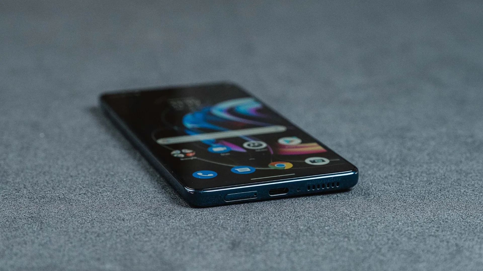 Smartphone Motorola Edge 20 Pro visto de lado