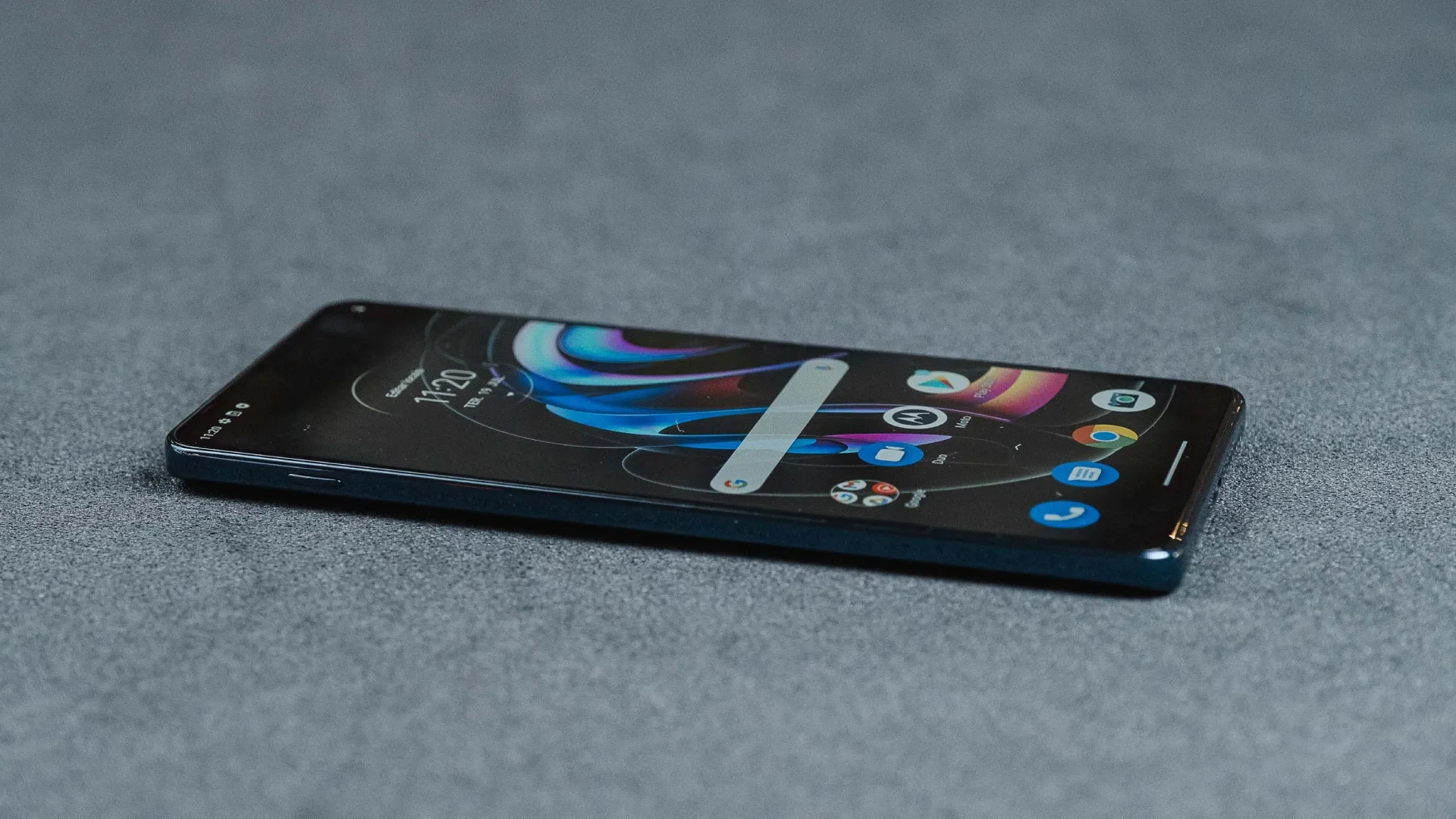 Smartphone Motorola Edge 20 Pro visto de lado