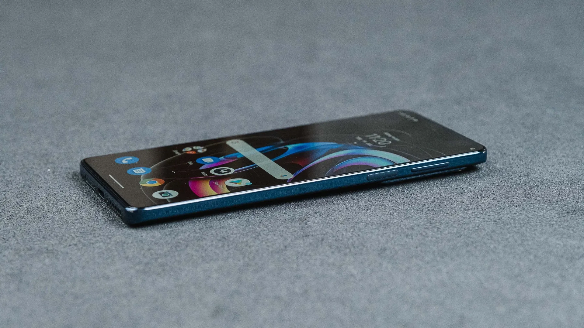 Smartphone Motorola Edge 20 Pro deitado de lado
