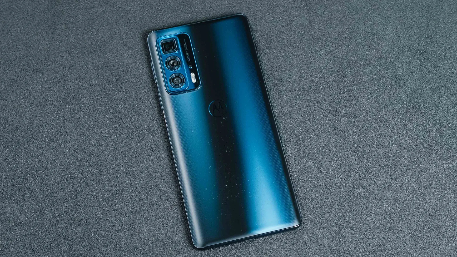 Smartphone Motorola Edge 20 Pro visto de trás