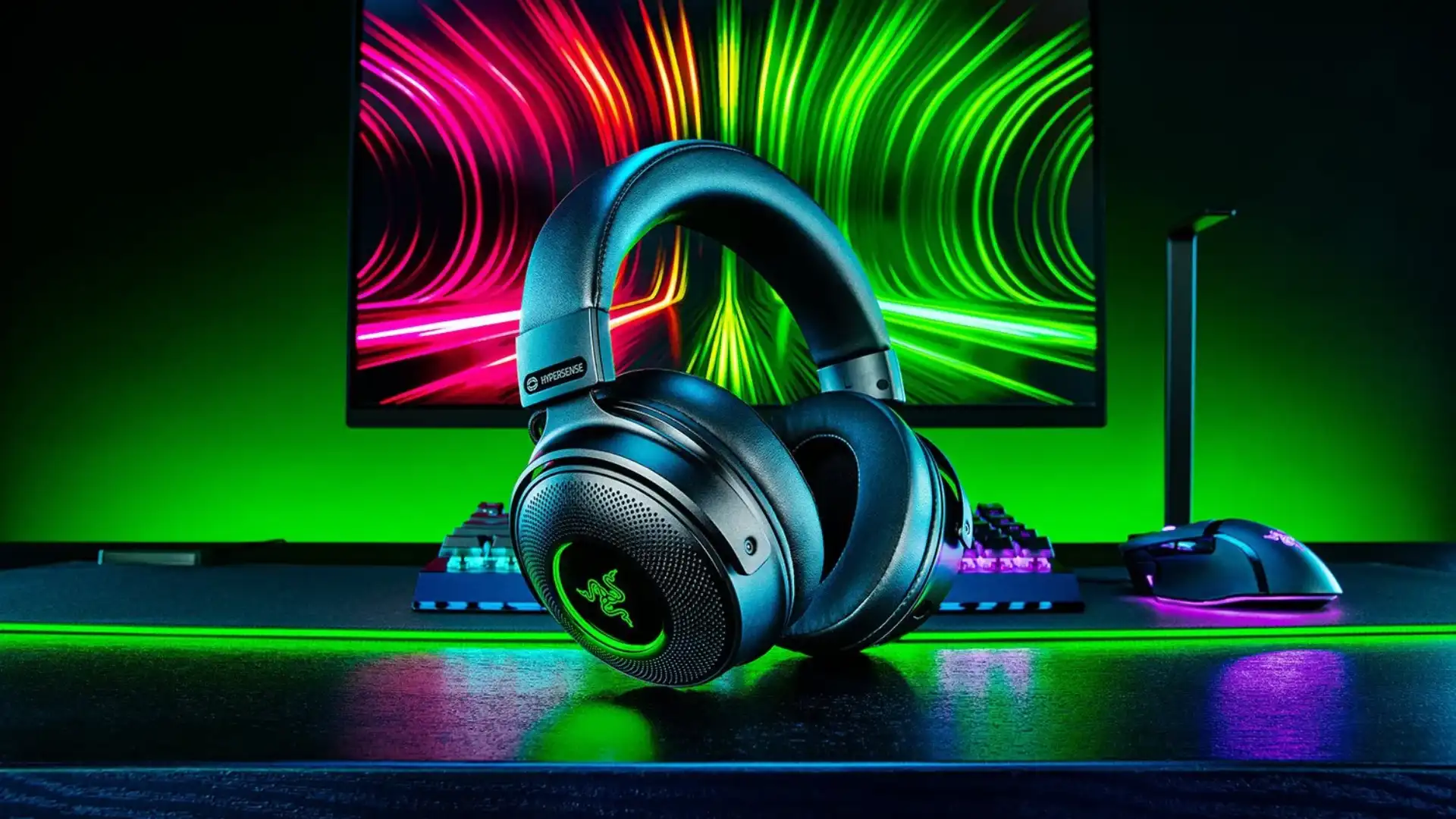 A imagem foca a câmera no headset Razer Kraken V3 Pro, com alguns outros produtos da Razer no fundo.
