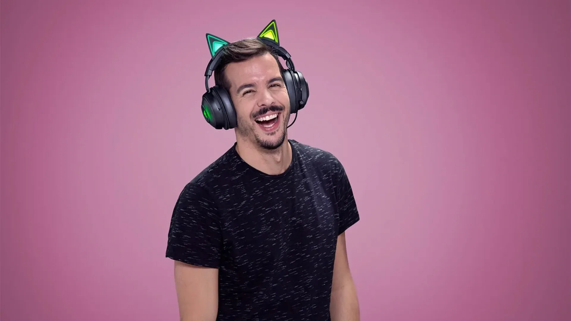 A imagem apresenta um modelo utilizando um headset Razer Kraken modelo Kitty Black