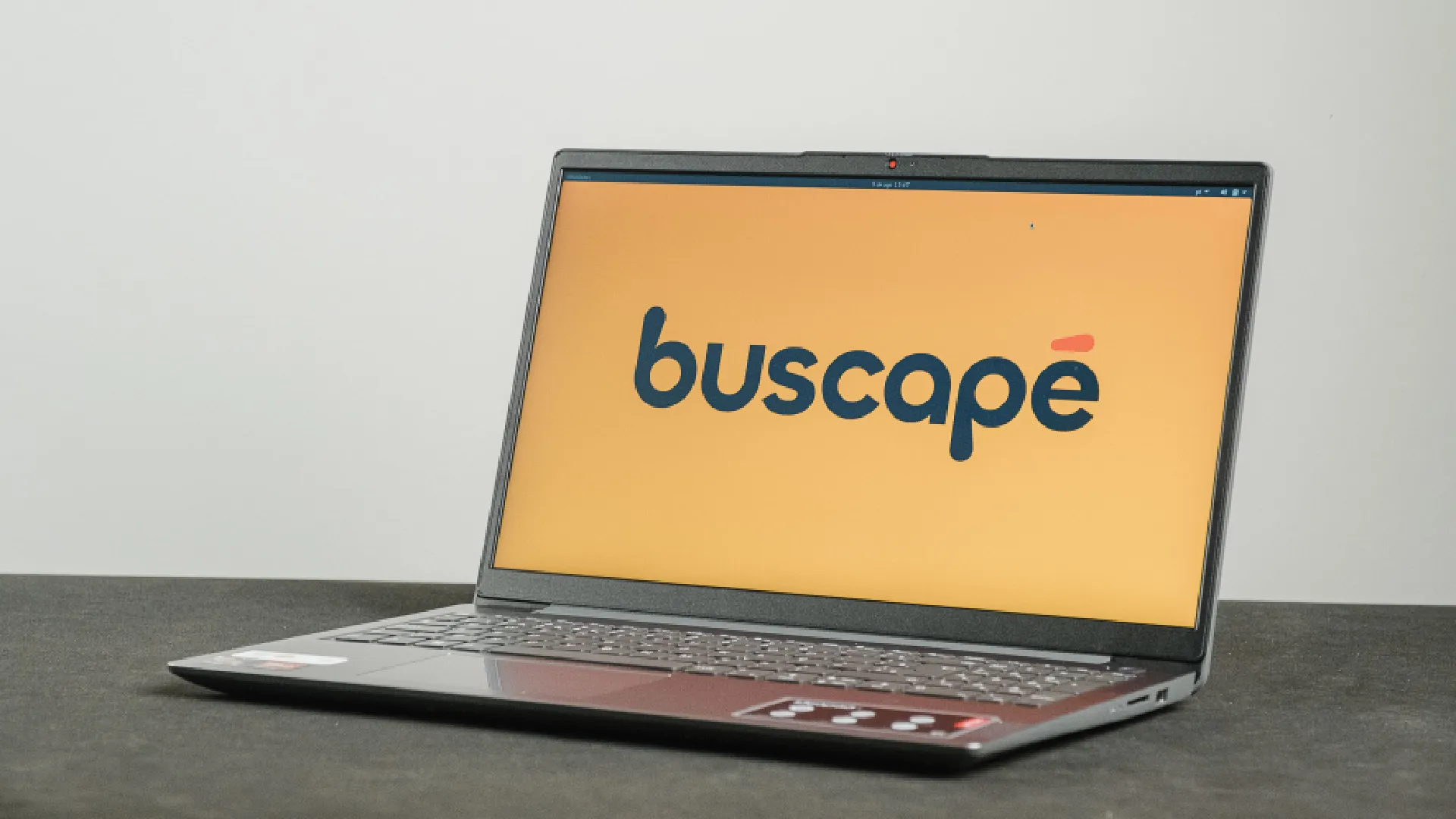 Notebook IdeaPad 3 82MFS00100, aberto, sobre uma superfície cinza