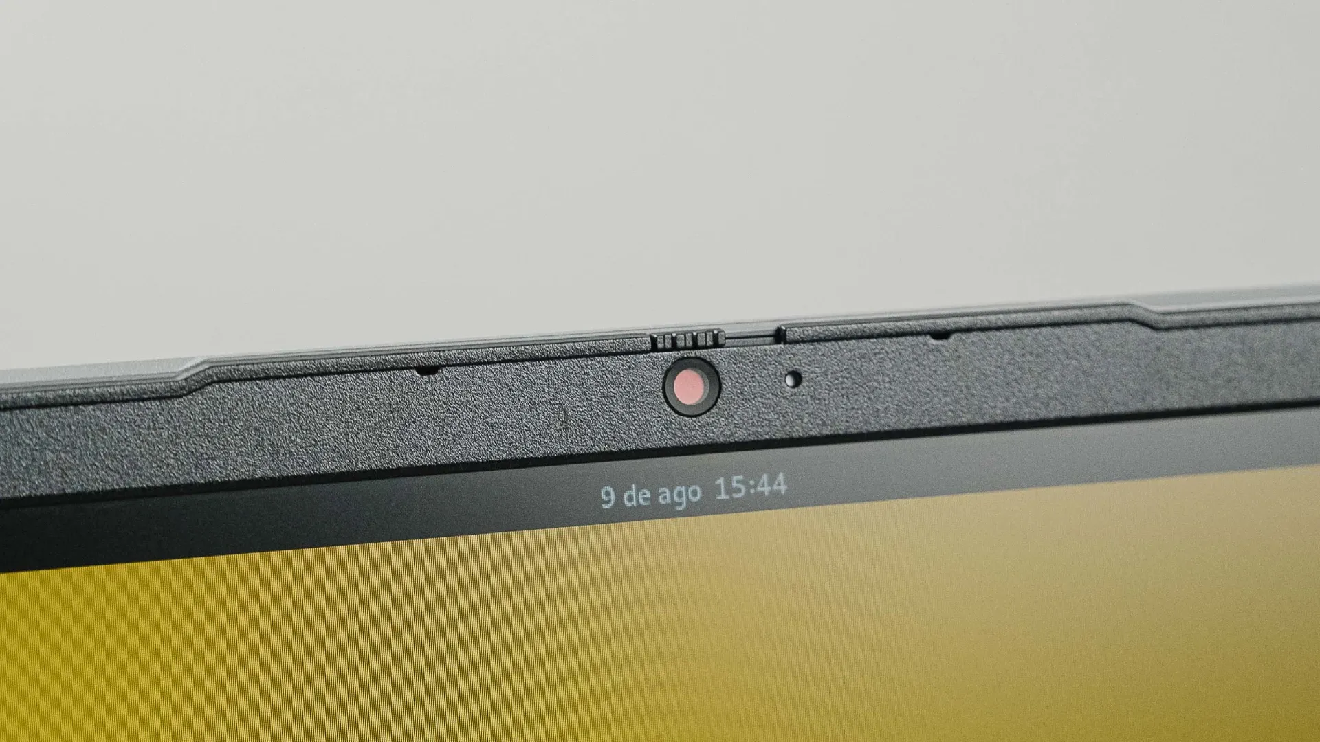 Imagem em detalhe da webcam do Lenovo IdeaPad 3 82MFS00100, que exibe o switch que fecha a câmera