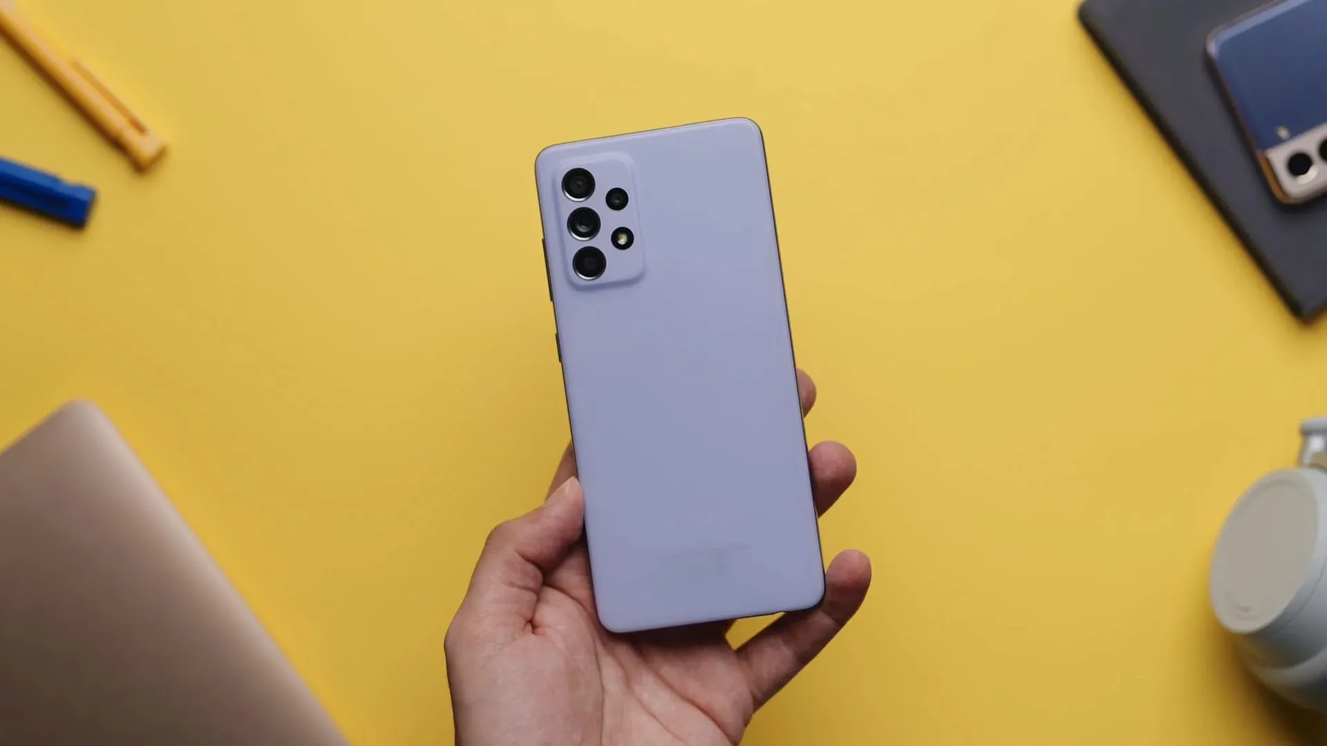 Traseira do celular Samsung A52 em fundo amarelo