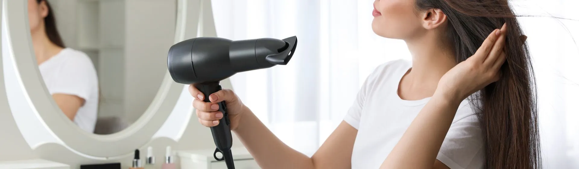 Cabeleireiro profissional bonito, segurando o secador de cabelo