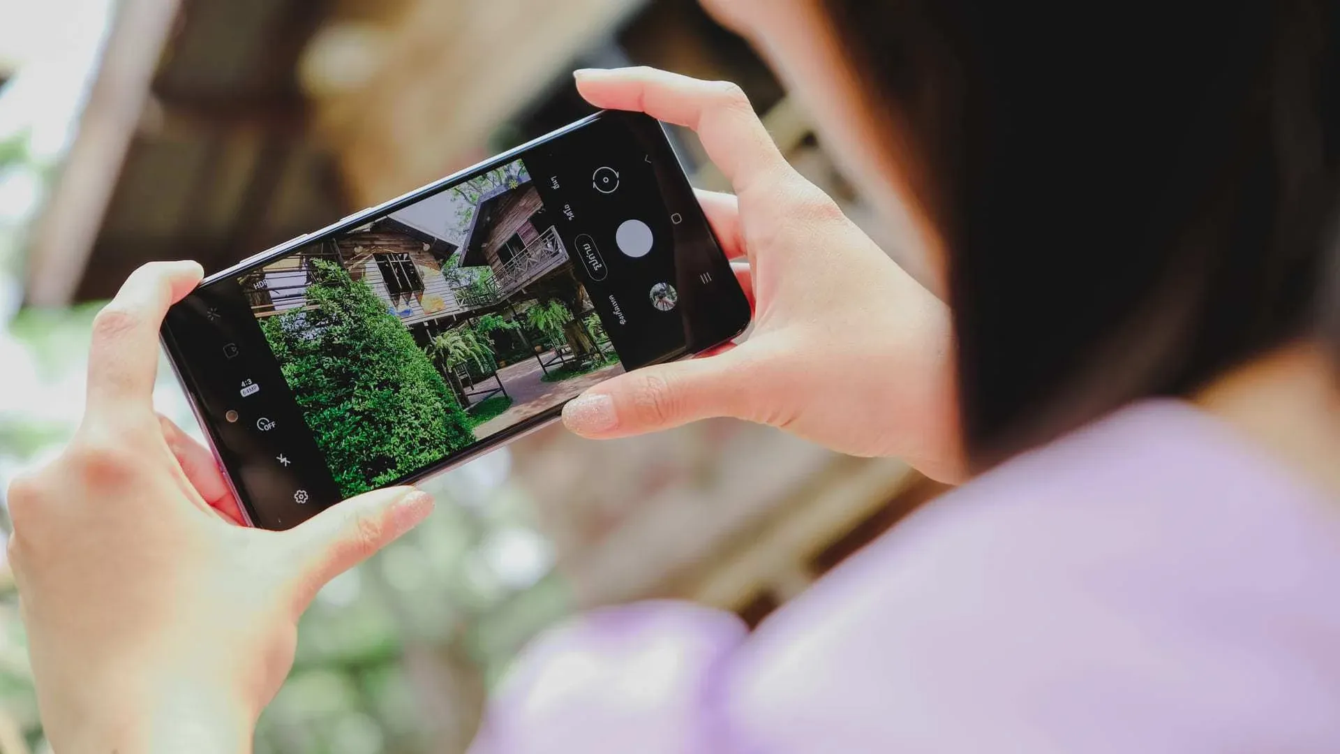 Mulher tirando fotos e vídeos com o seu celular Samsung A52