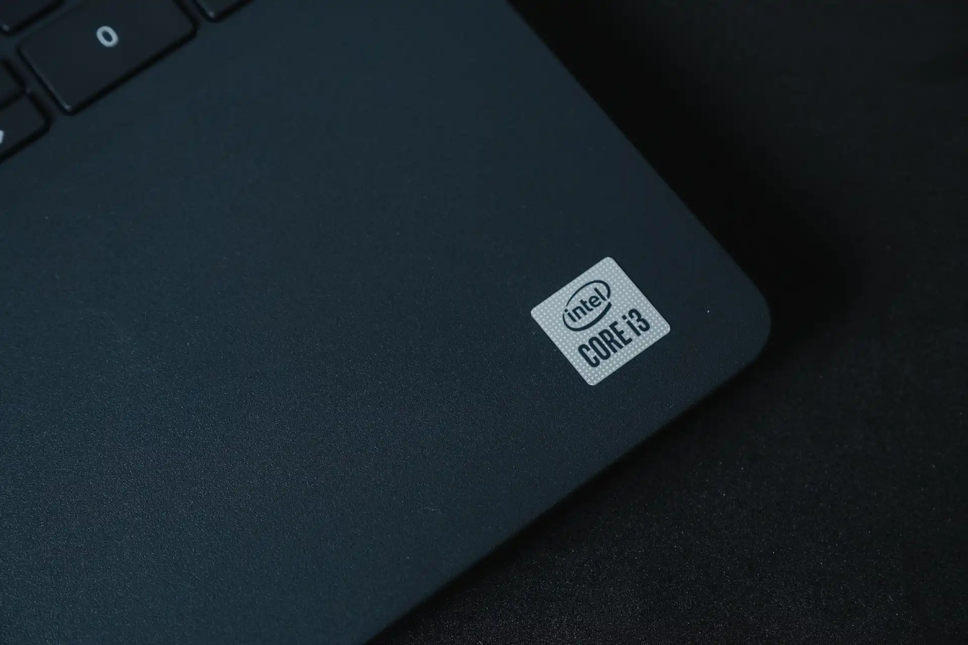 Foto do Dell Inspiron 3000 com foco no adesivo que indica que o processador do PC é um Intel Core i3