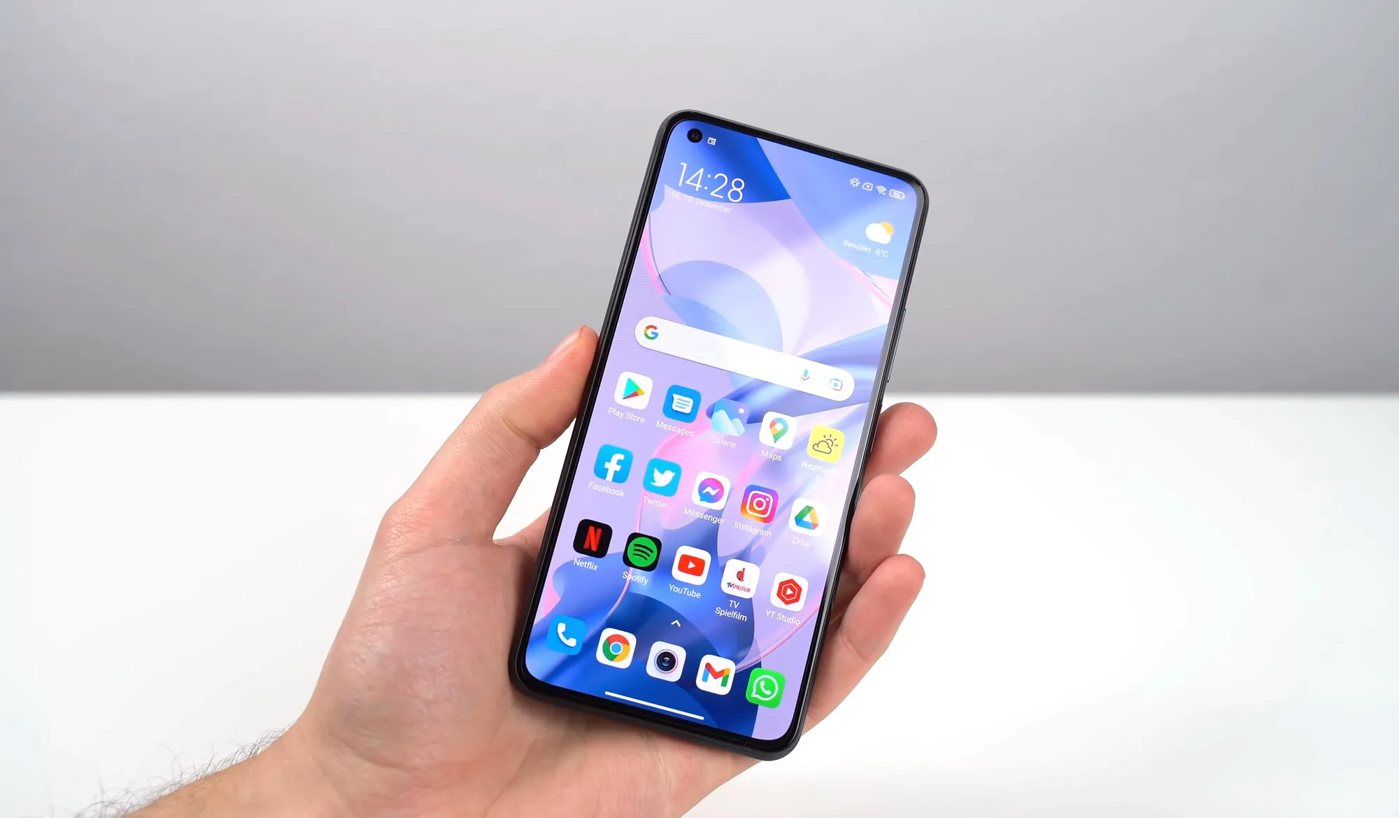 Imagem de uma mão segurando o Xiaomi 11 Lite NE