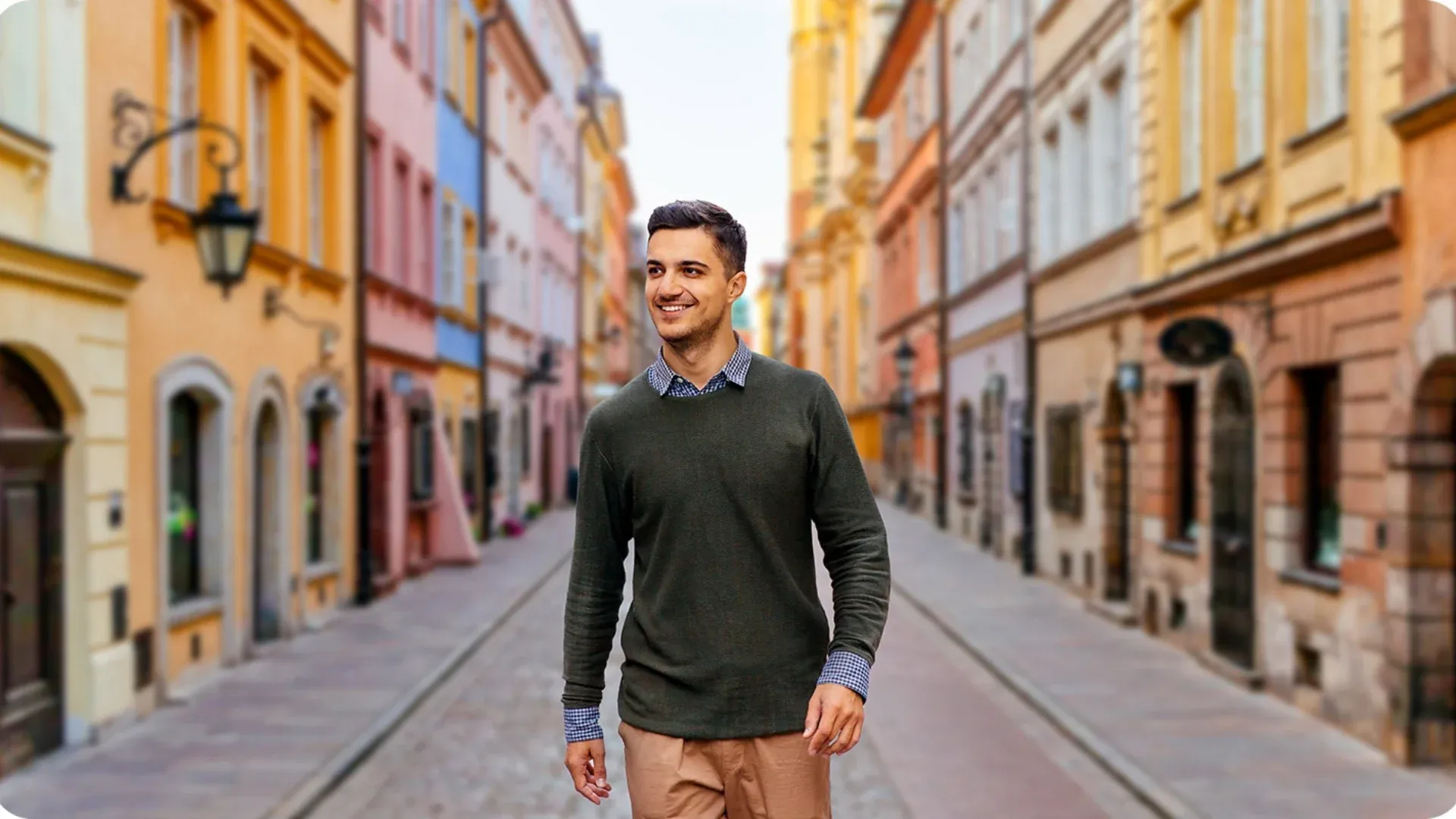 Foto de um homem em primeiro plano com o fundo desfocado.