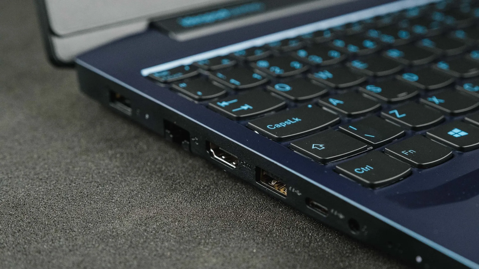 Imagem das conexões do lado esquerdo do notebook Lenovo IdeaPad Gaming 3i