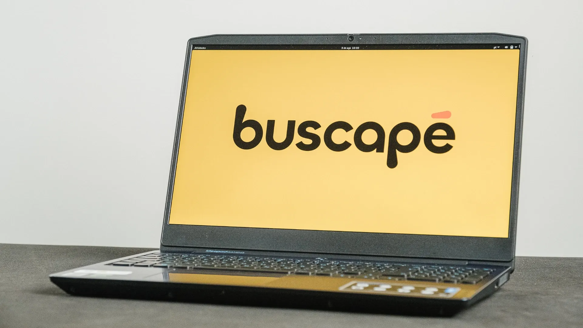 Notebook Lenovo IdeaPad Gaming 3i visto de frente, com a tela aberta com fundo do Buscapé