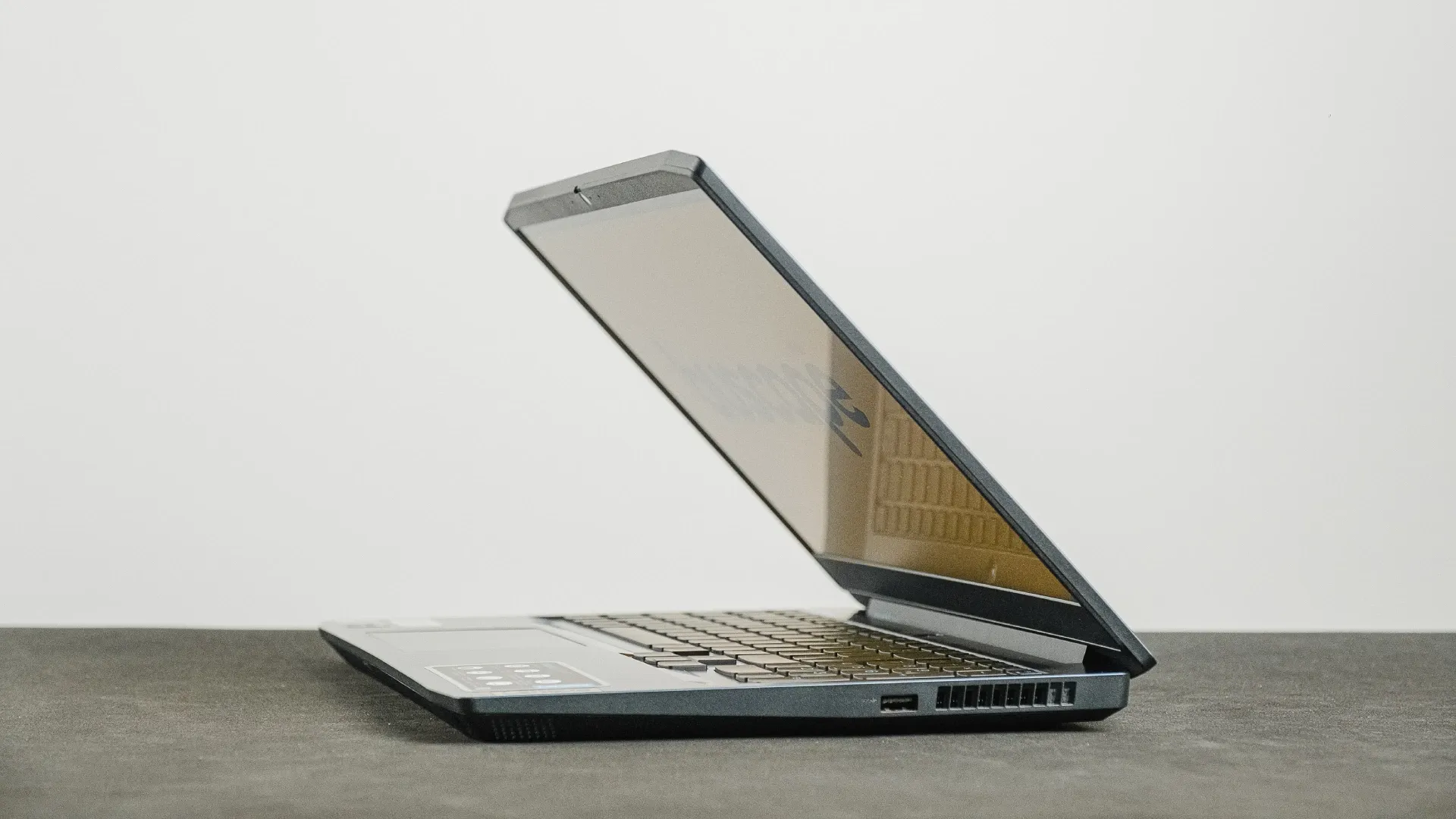 Imagem lateral do IdeaPad Gaming 3i com a tela um pouco inclinada, como se estivesse sendo fechada