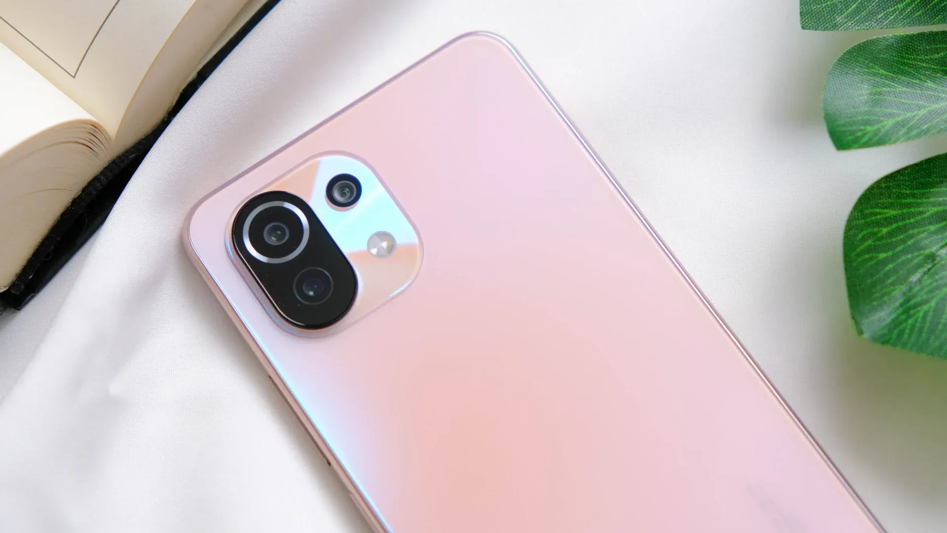 Foto que destaca o conjunto de câmras do Xiaomi 11 Lite NE