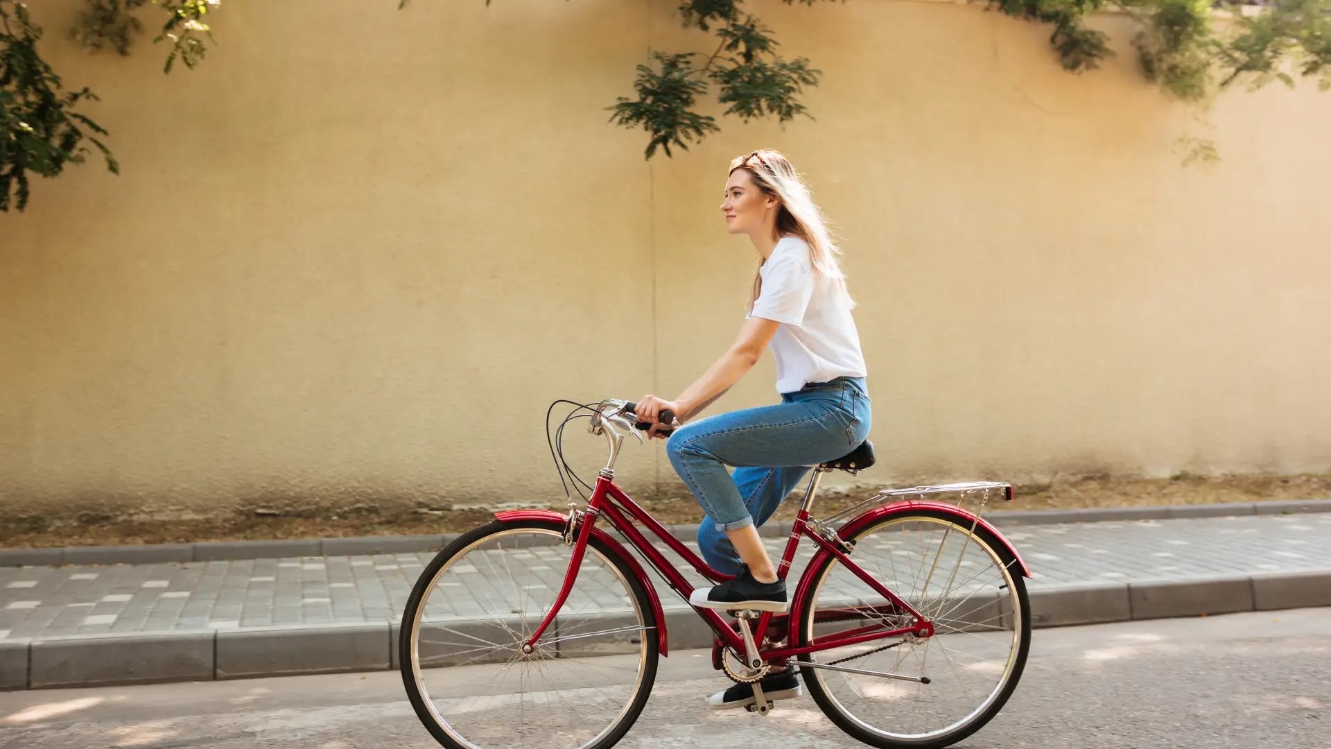 MENINA NO GRAU DE BIKE SEM A MÃO