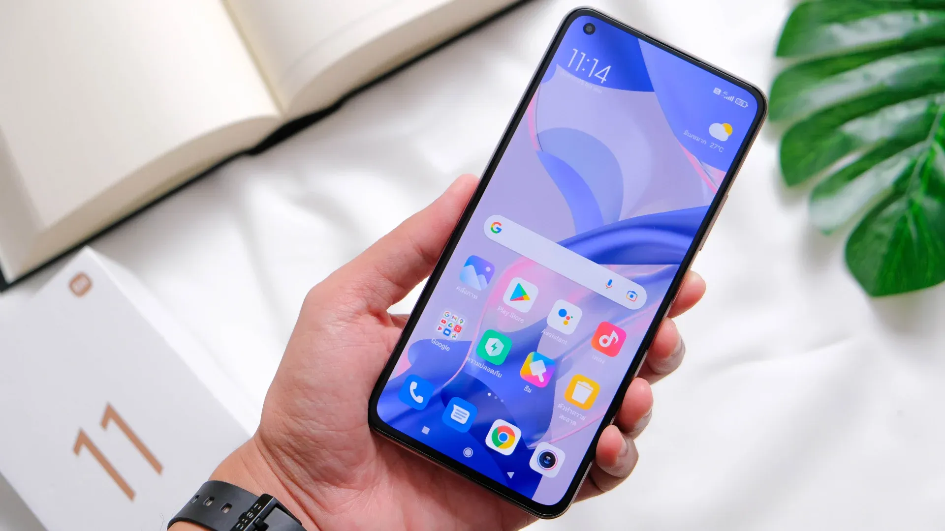 Imagem de uma pessoa segurando o Xiaomi 11 Lite NE com a tela ligada