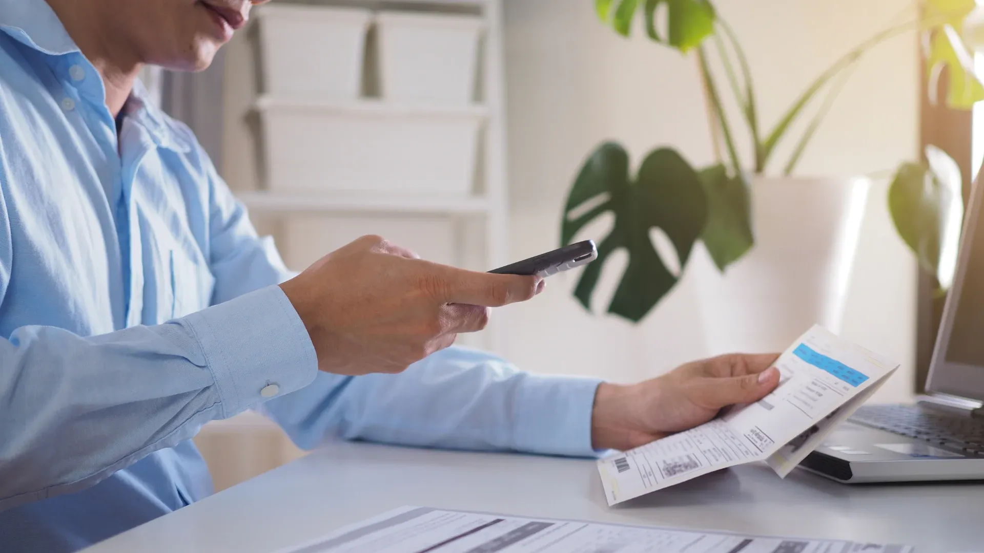 Pessoa escaneando documento através do celular