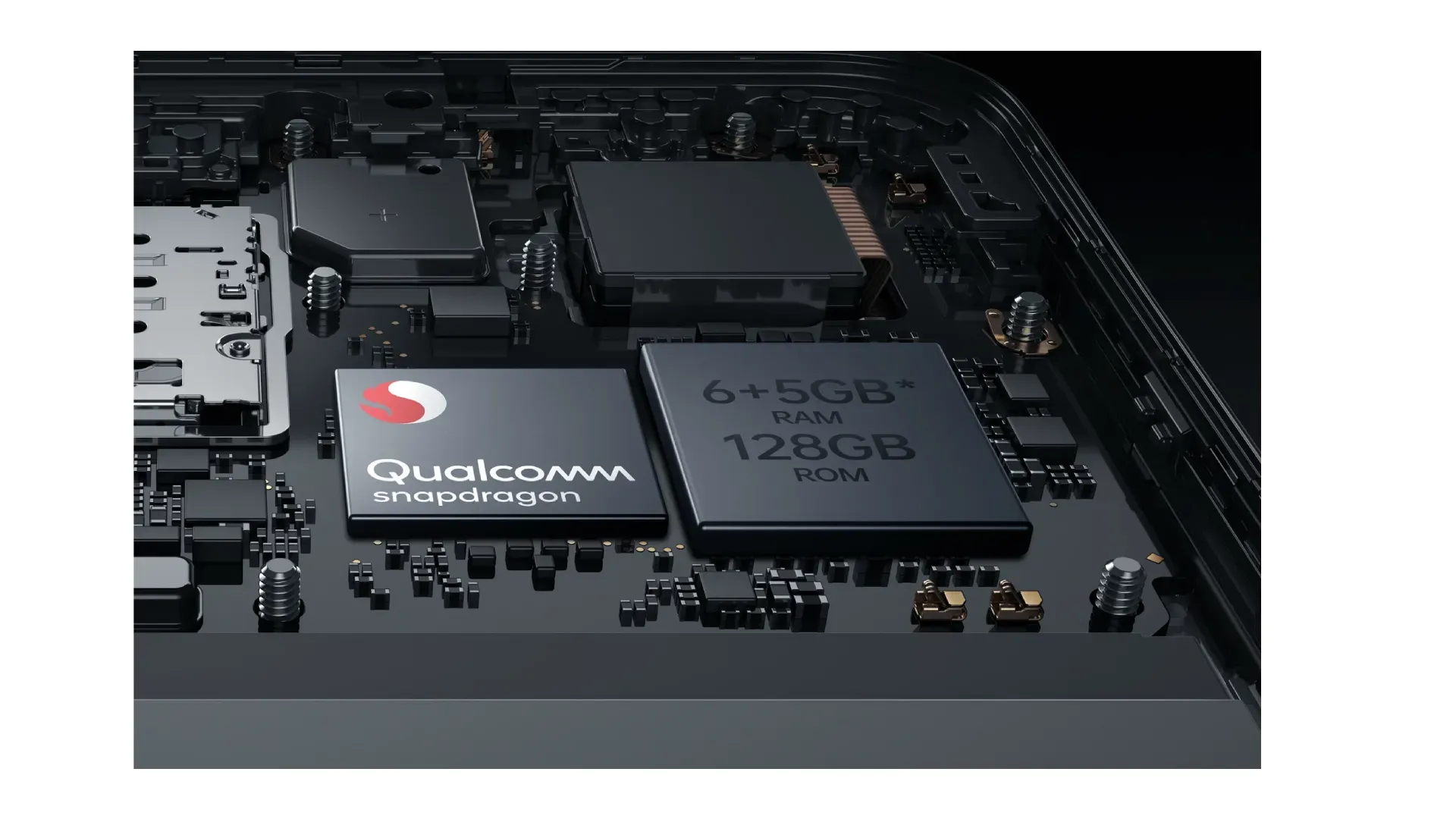 Parte interna do celular OPPO Reno 7 com foco no processador e RAM