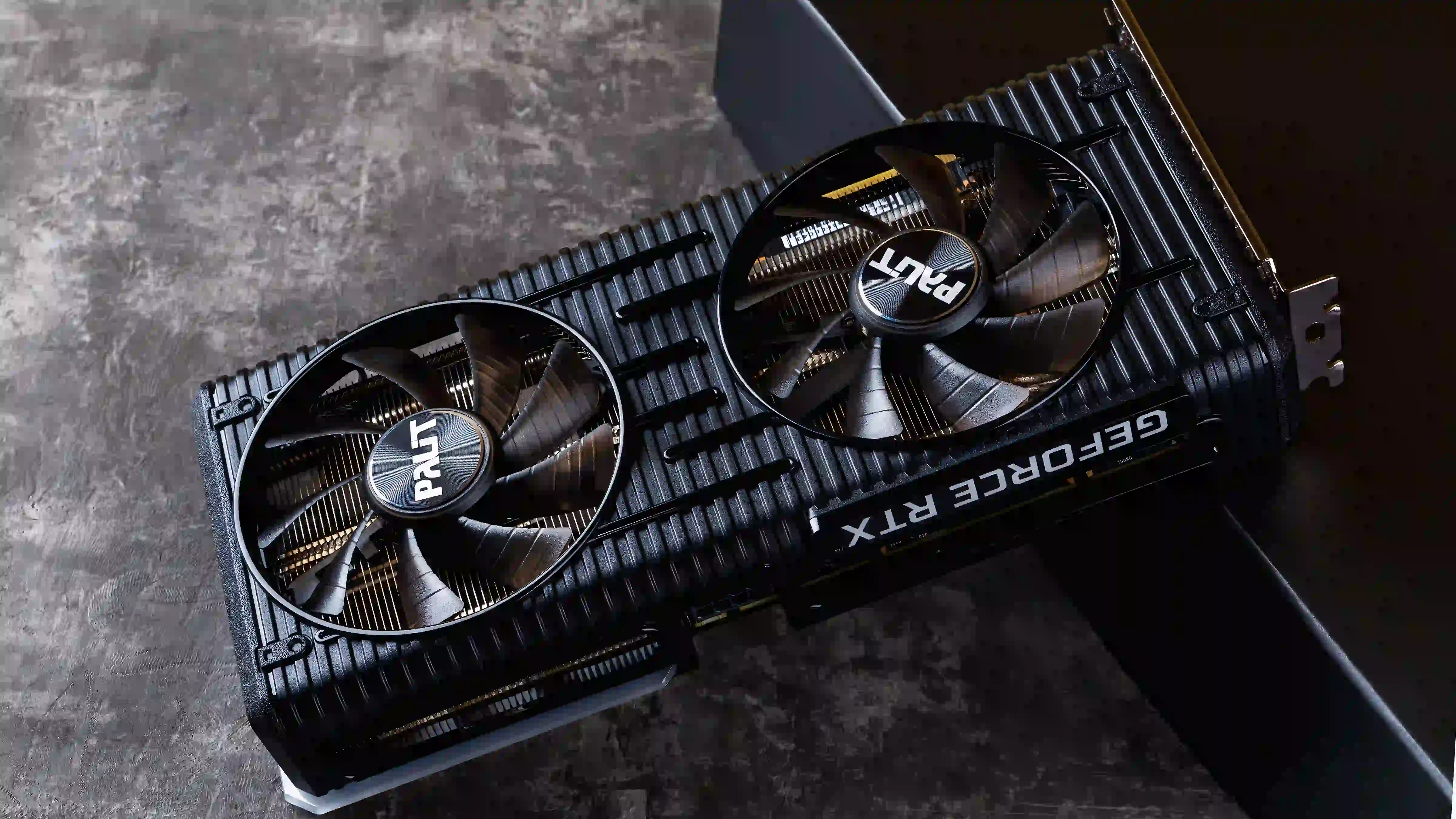 A imagem mostra uma RTX 3060 12GB apoiada em sua caixa de embalagem.
