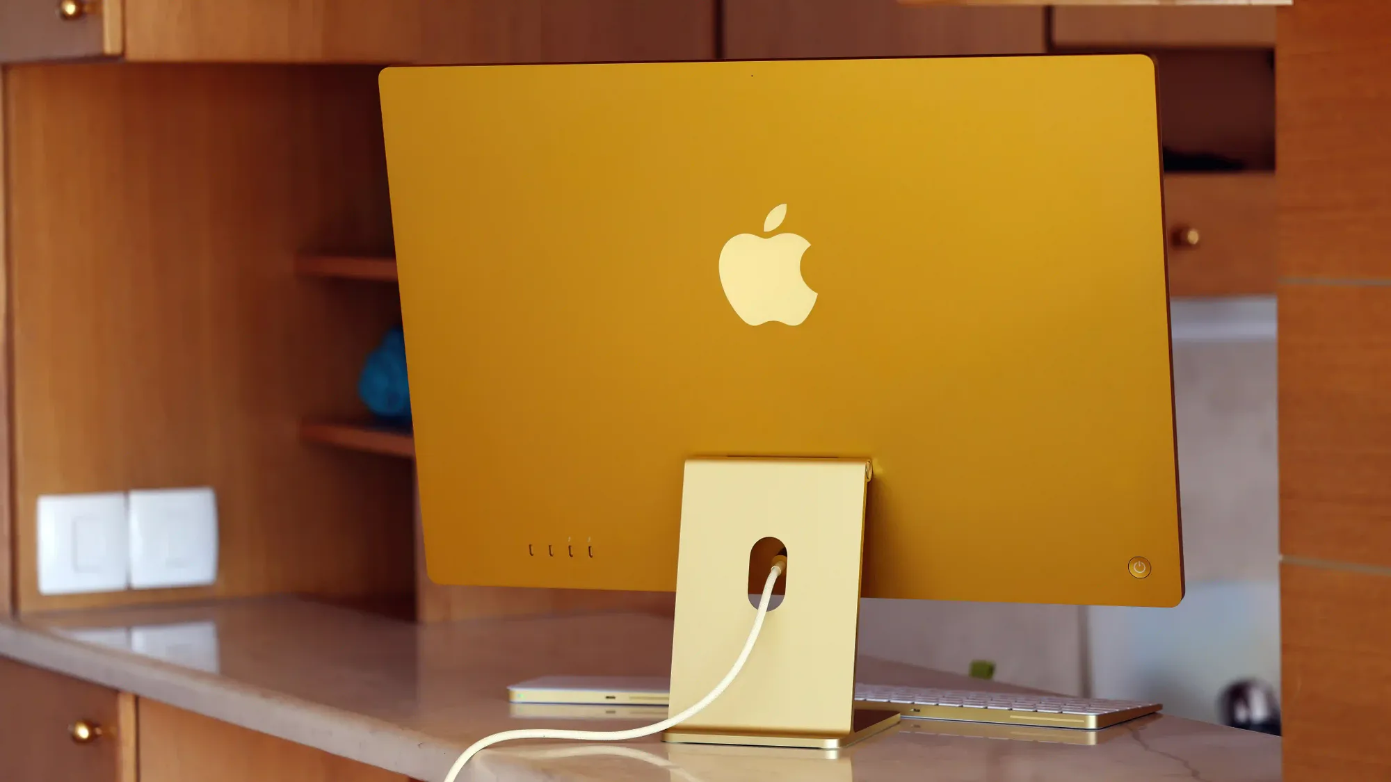 iMac de 24 polegadas na cor amarela