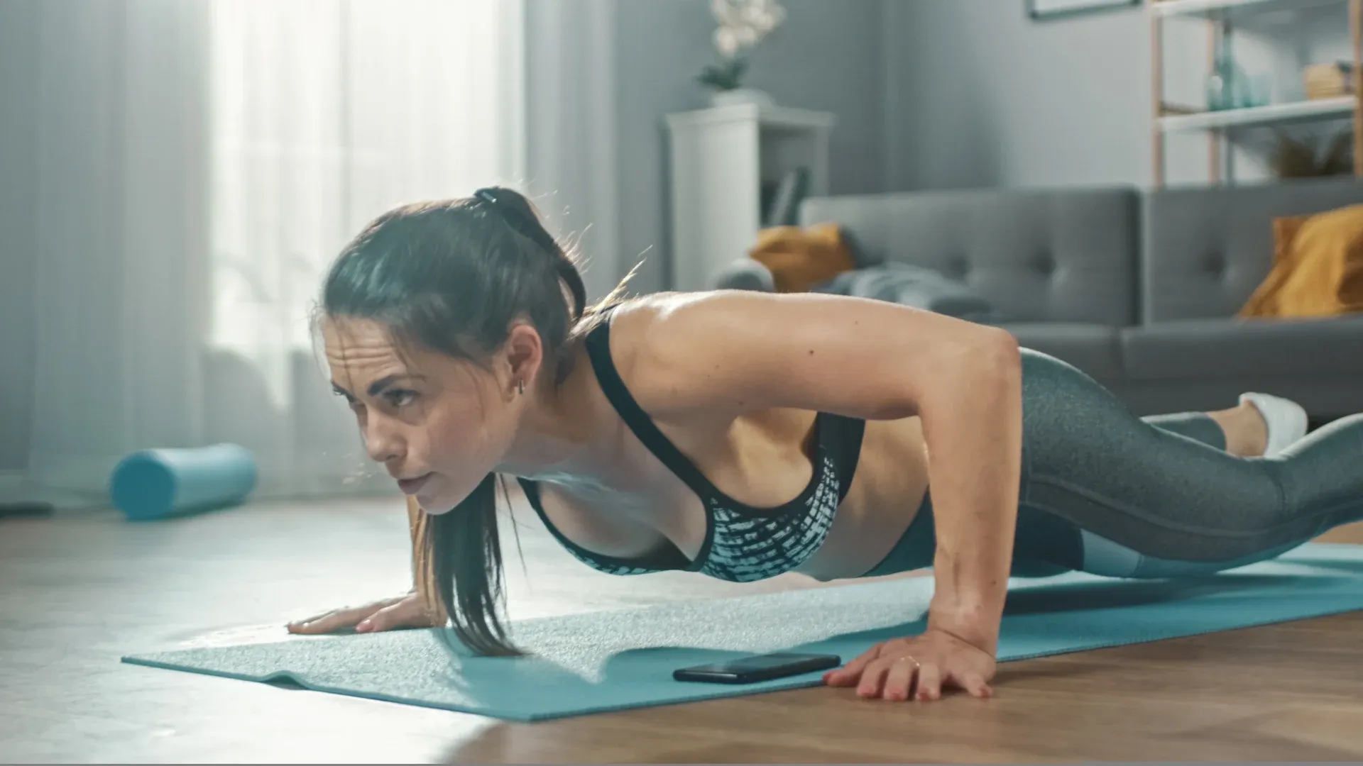 Veja um treino para ganhar músculos no braço em casa, sem