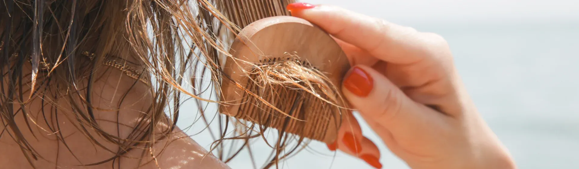 Capa do post: 8 produtos e dicas de ouro para evitar o cabelo ressecado no verão
