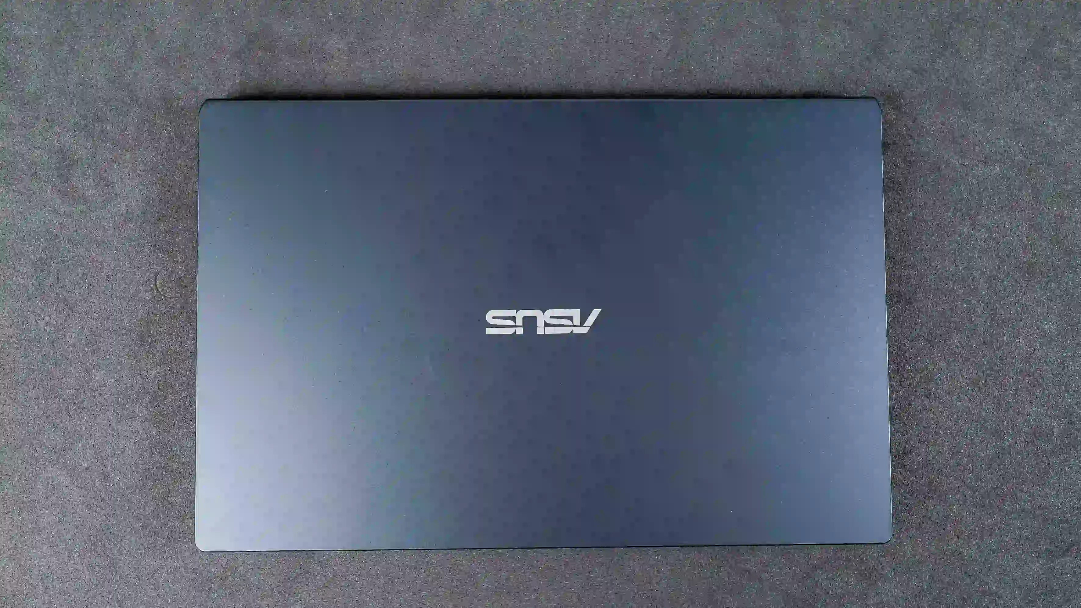 Asus E510MA-BR295R em fundo cinza