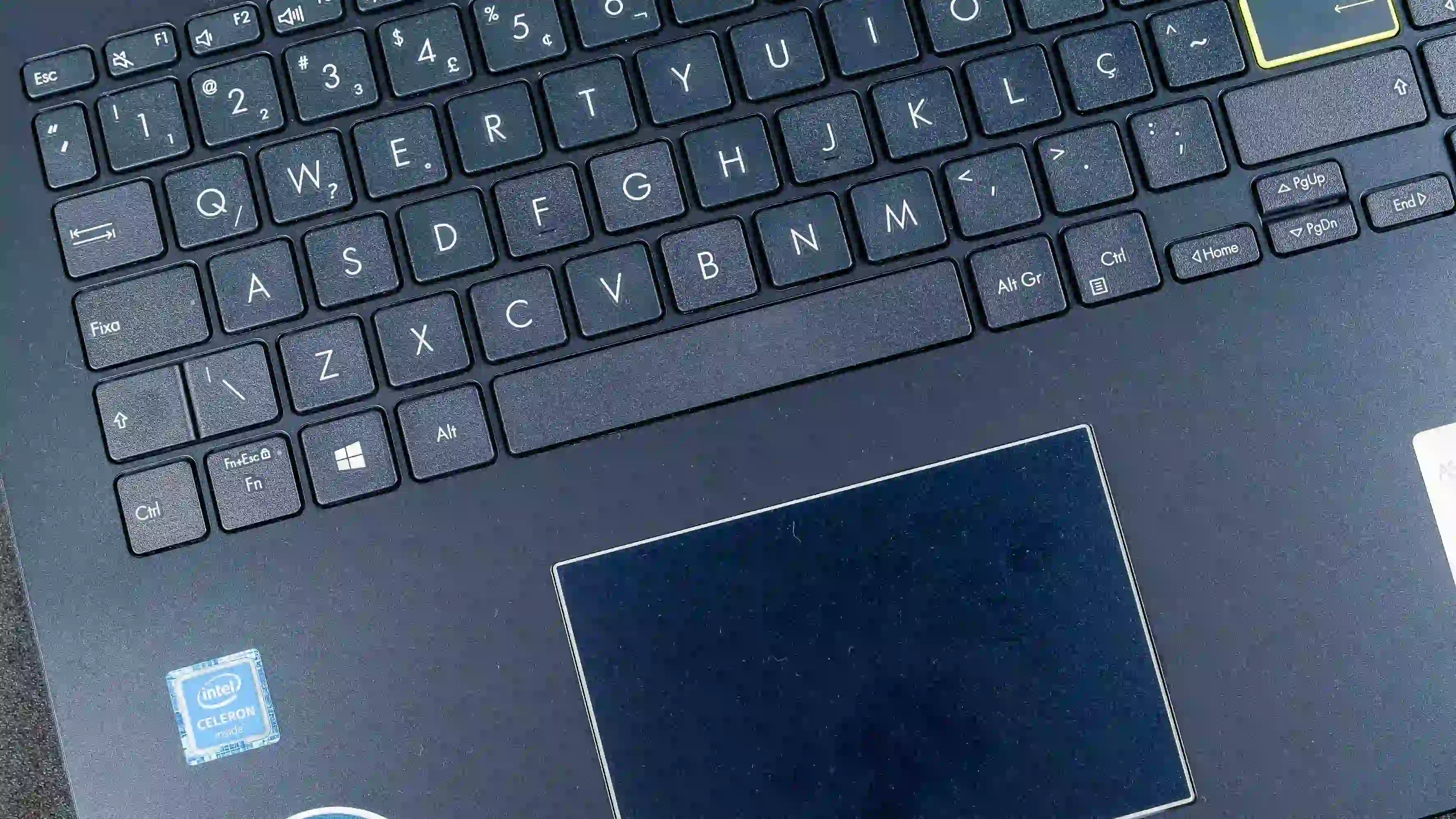 Asus E510MA-BR295R em fundo cinza