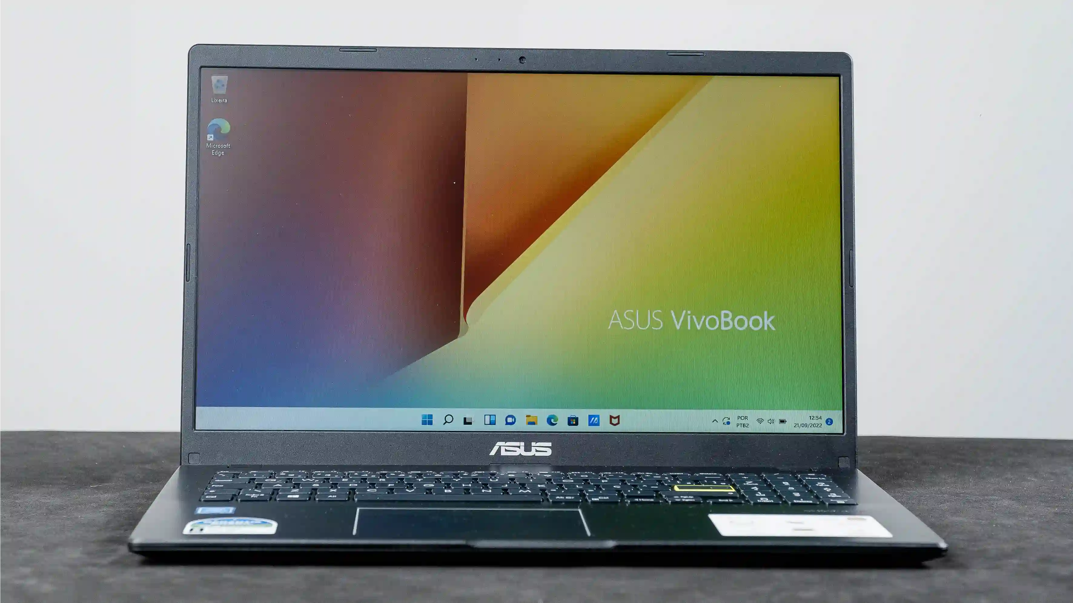 Asus E510MA-BR295R em fundo branco