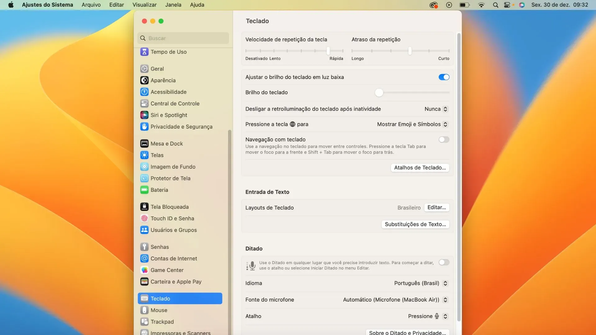 Foto mostra o print da tela com opções de ajustes no teclado do computador
