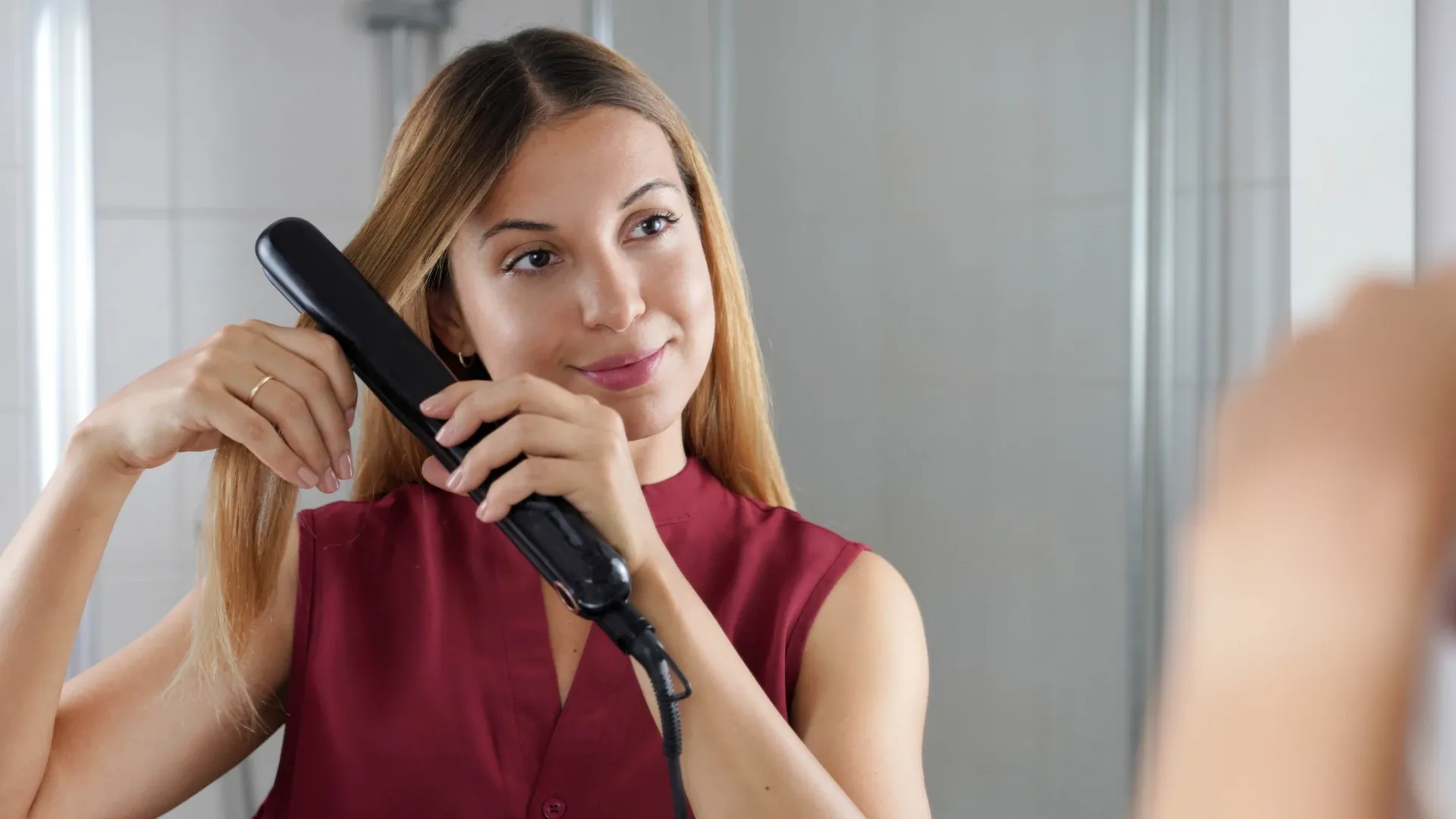 Foto de mulher usando chapinha