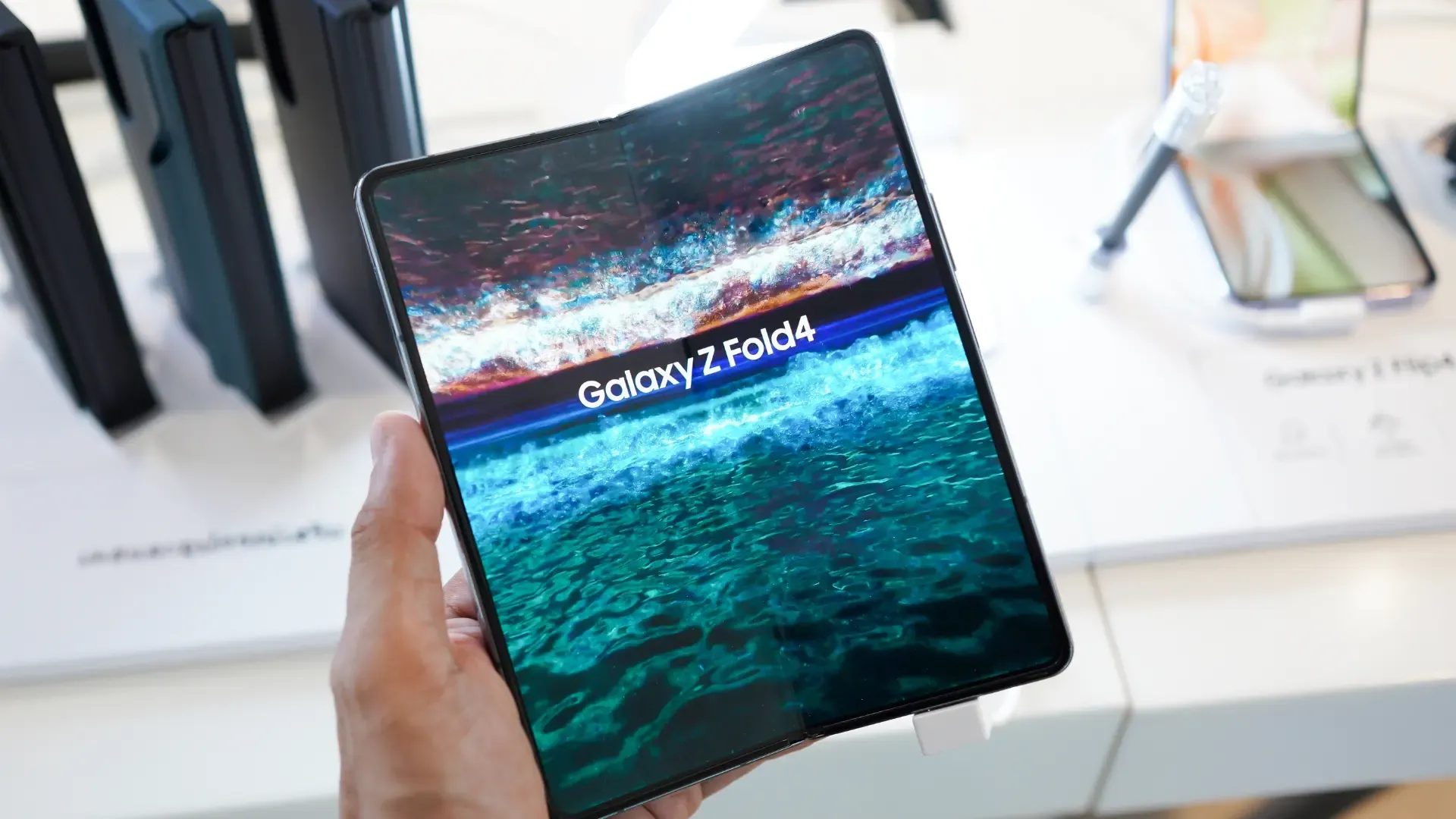 Imagem de uma pessoa segurando o celular Galaxy Z Fold 4 com a tela aberta