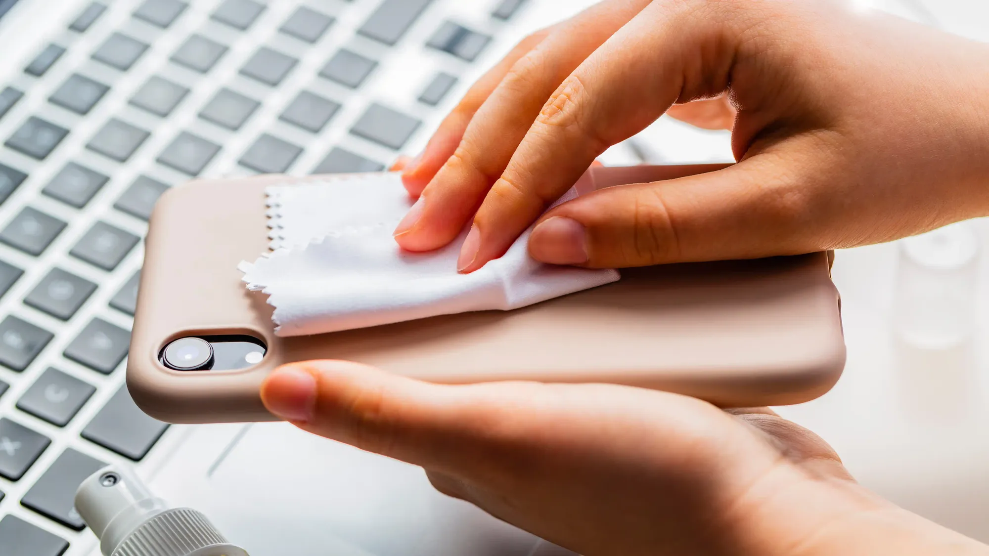 Imagem de uma pessoa limpando a capa do seu celular