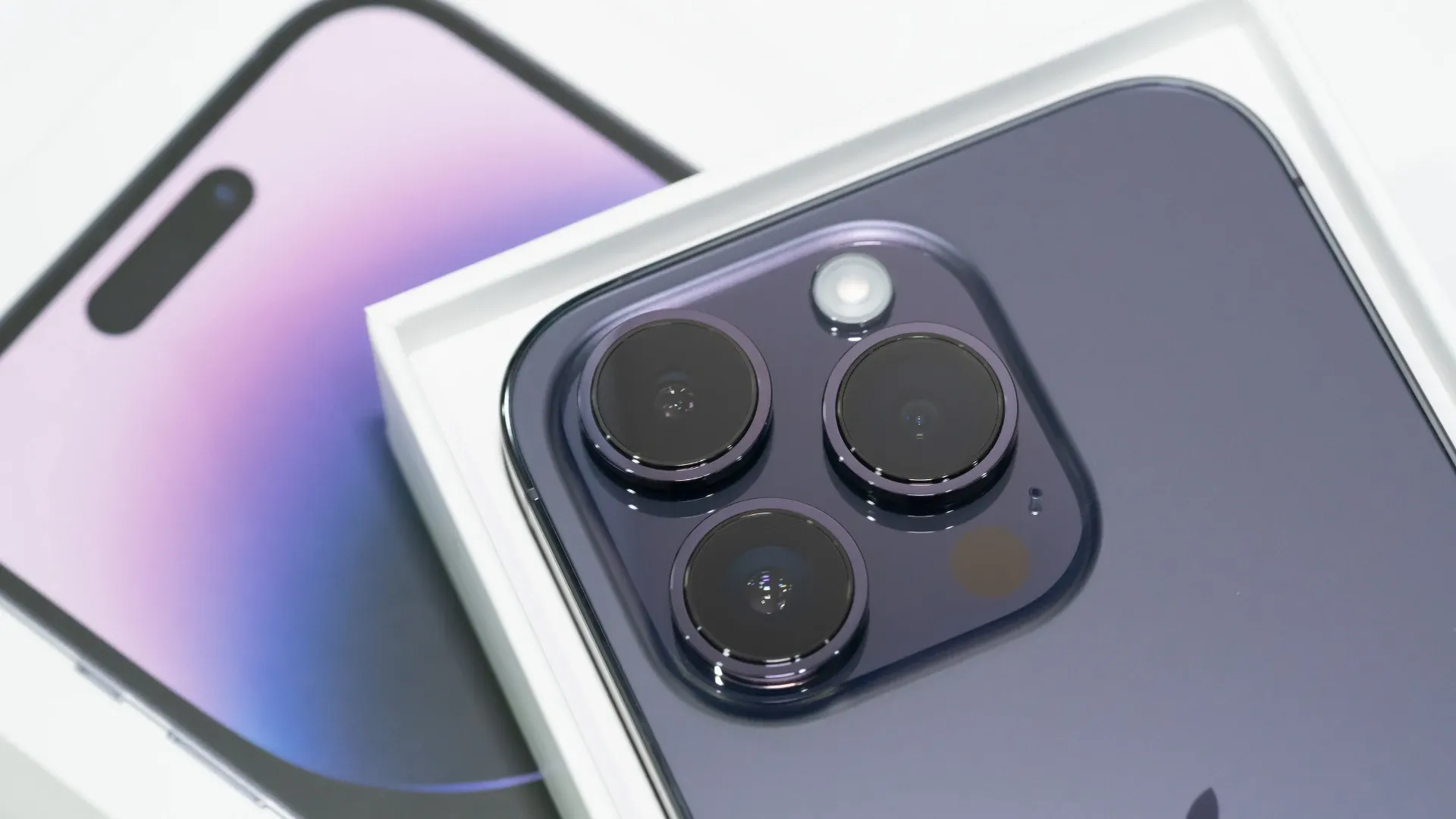 Parte de trás do iPhone 14 Pro na cor roxa