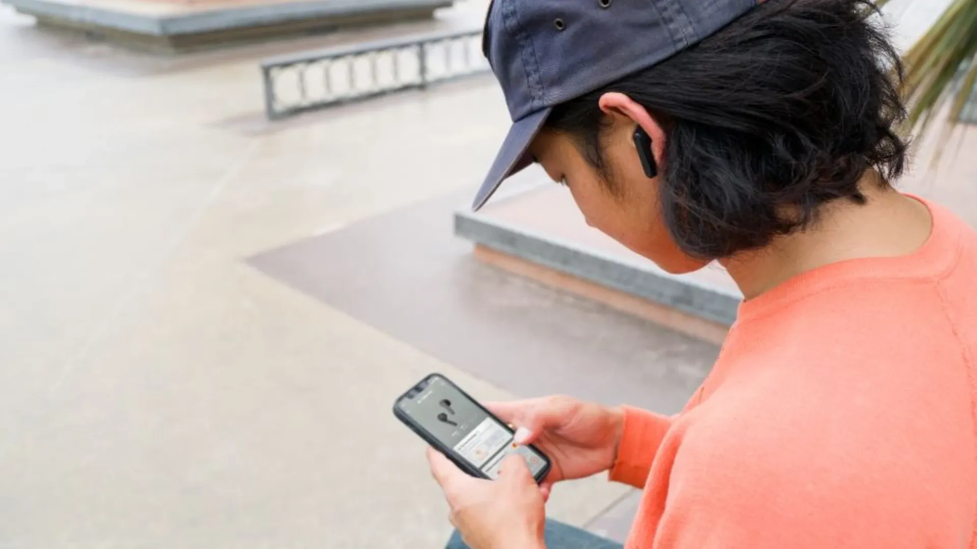 Garoto usa aplicativo para ajustes no fone de ouvido JBL Tune Flex