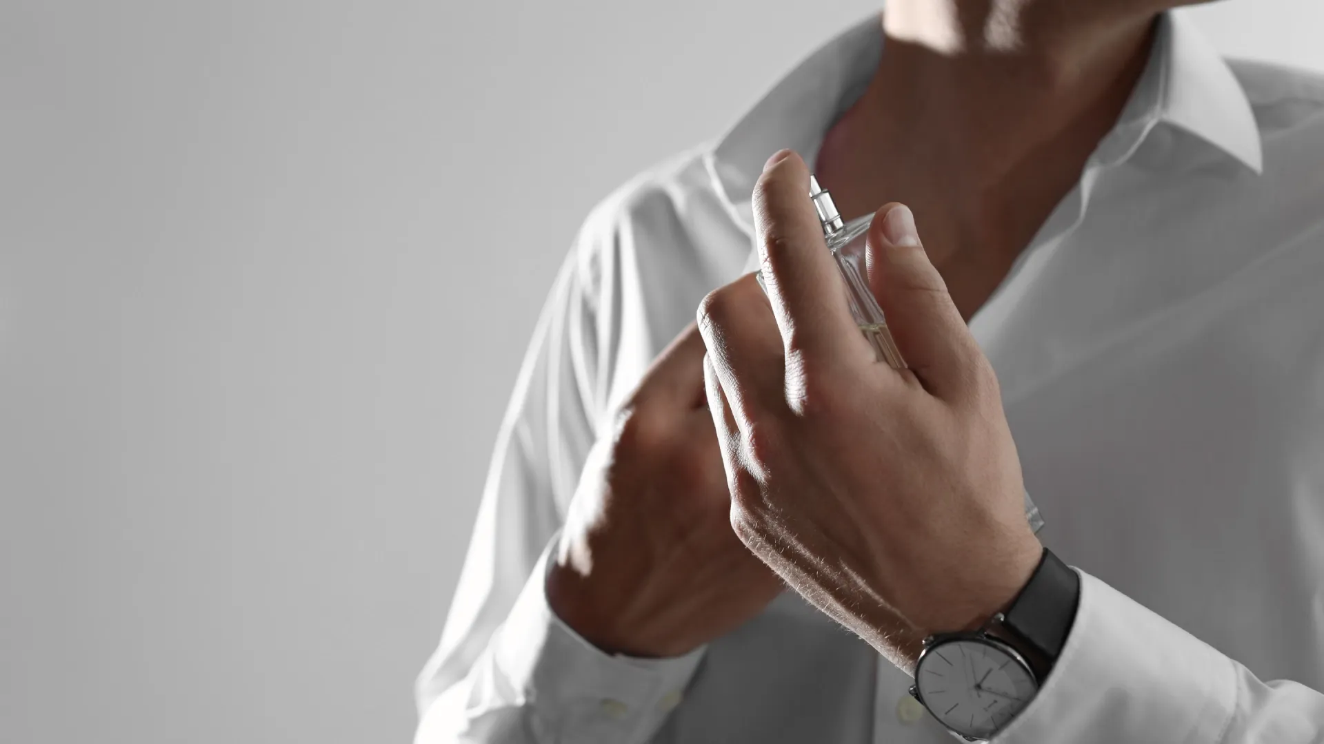 Homem de camisa branca usando um perfume Malbec