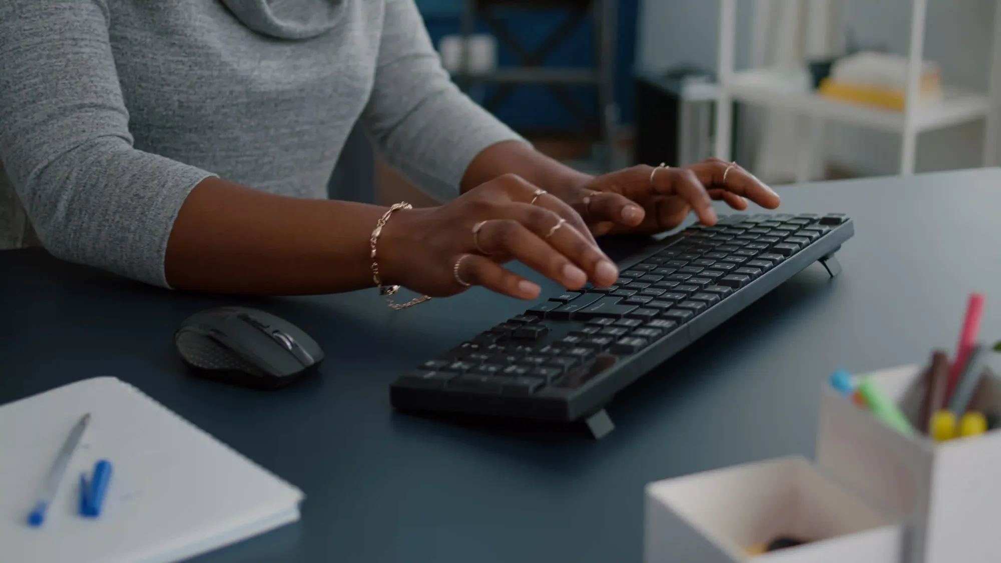 mãos de empresária digitando no smartphone e teclado de laptop no